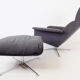 Fauteuil Kaufeld Siesta 62  grise avec pouf par Jacques Brule