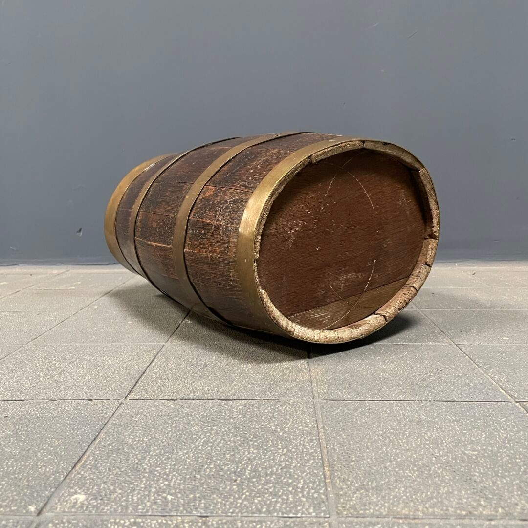 Fût ovale en chêne foncé avec bandes de cuivre