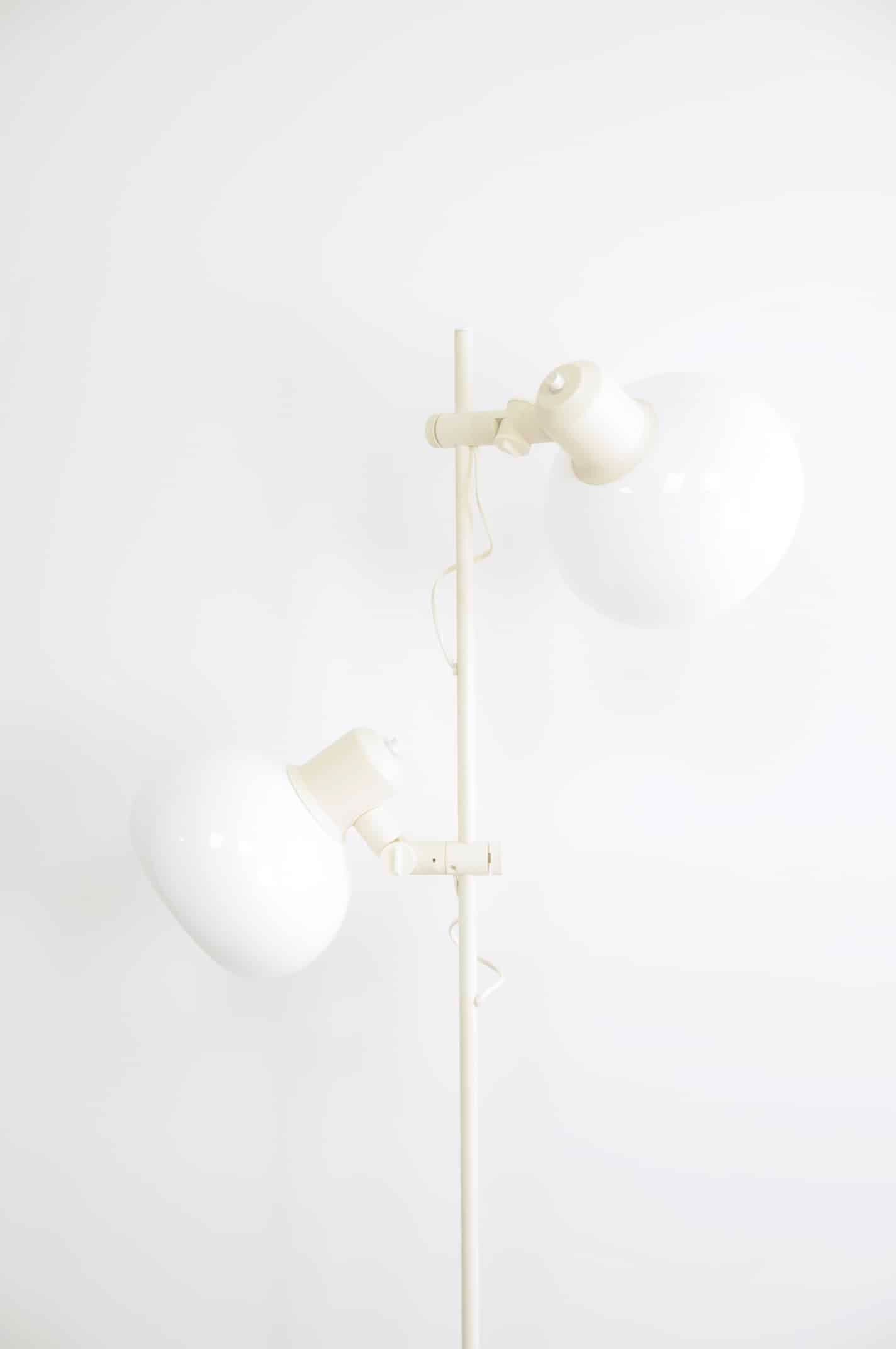 Lampadaire en métal blanc en forme de champignon