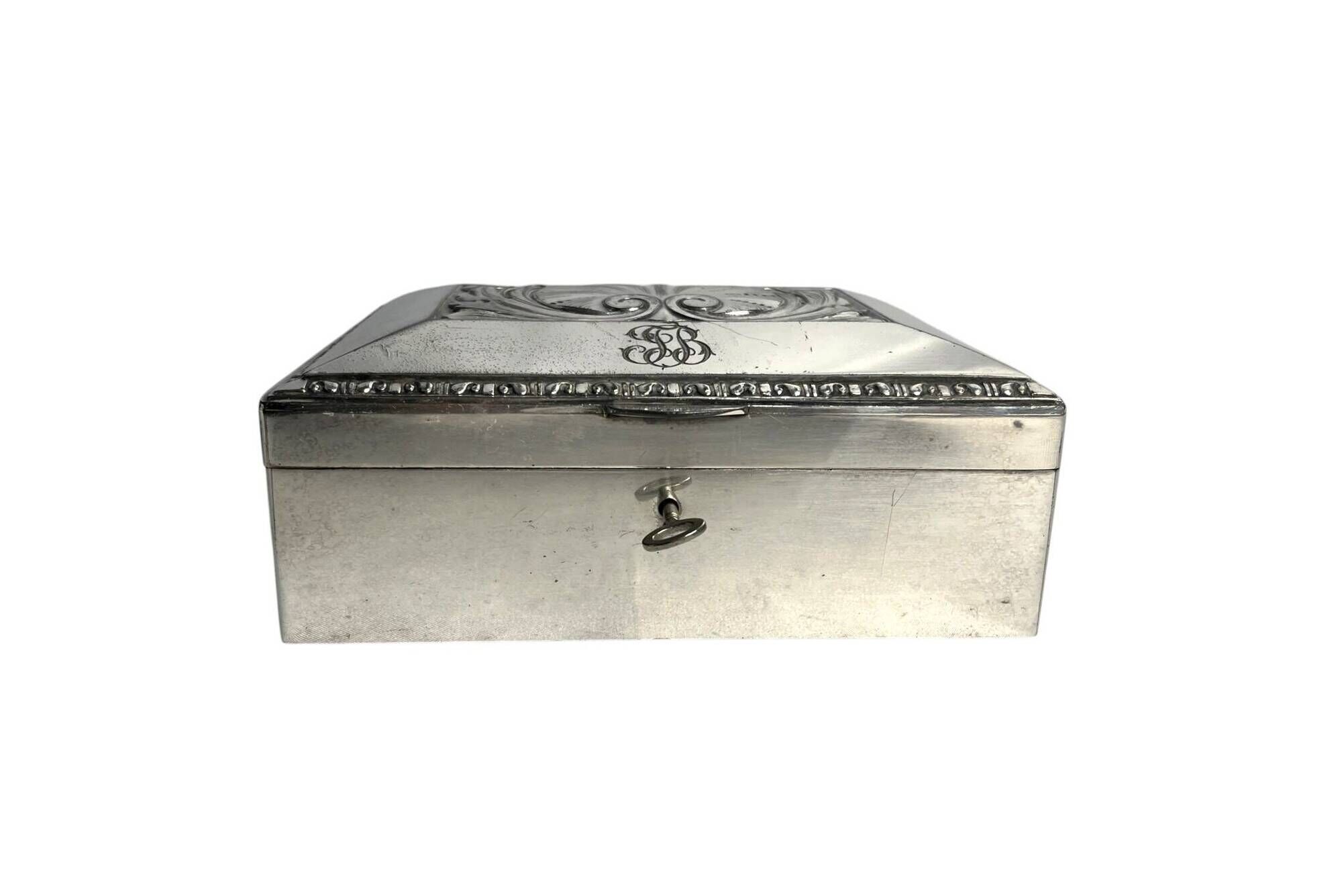 Silver-plated metal jewellery box with shell decoration, Kayser, 20th century.