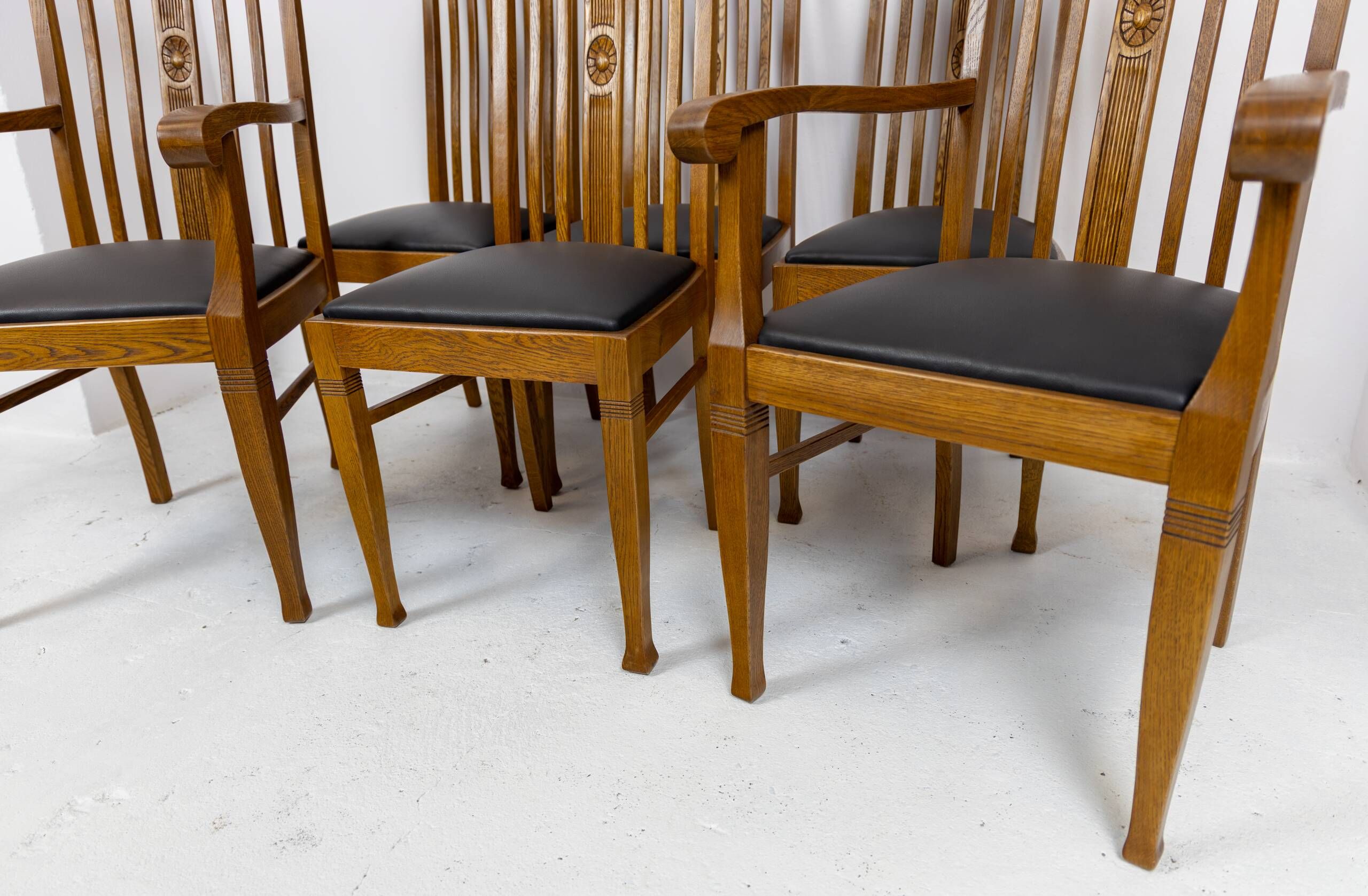 Set of 6 Art Nouveau chairs and armchairs in oak and leather.