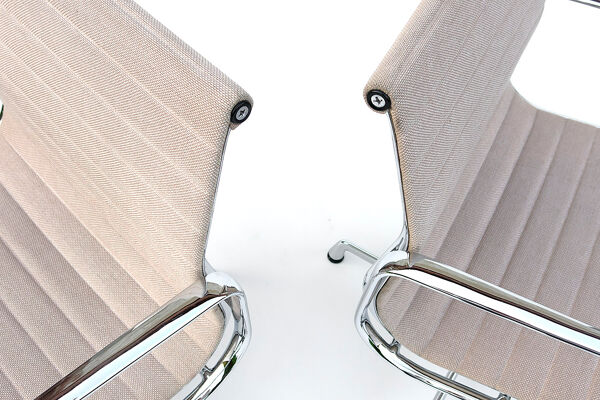 Paire De Fauteuils Pivotants Aluminium Chair Ea 108 Design Ray & Charles eames, vitra 60/70s