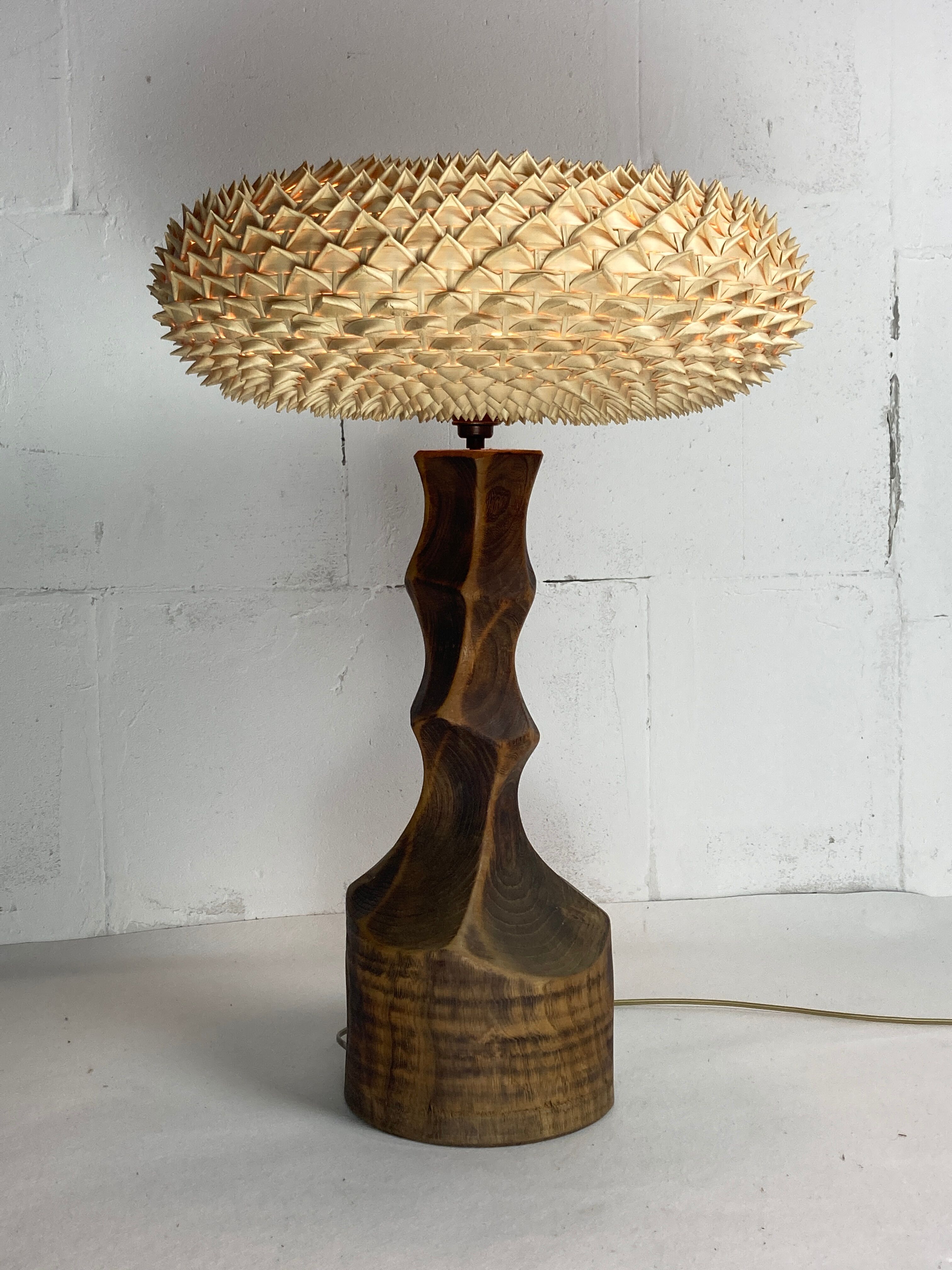 Large brutalist table lamp with rattan shade, Dutch ca 1960s ( 76 cm )