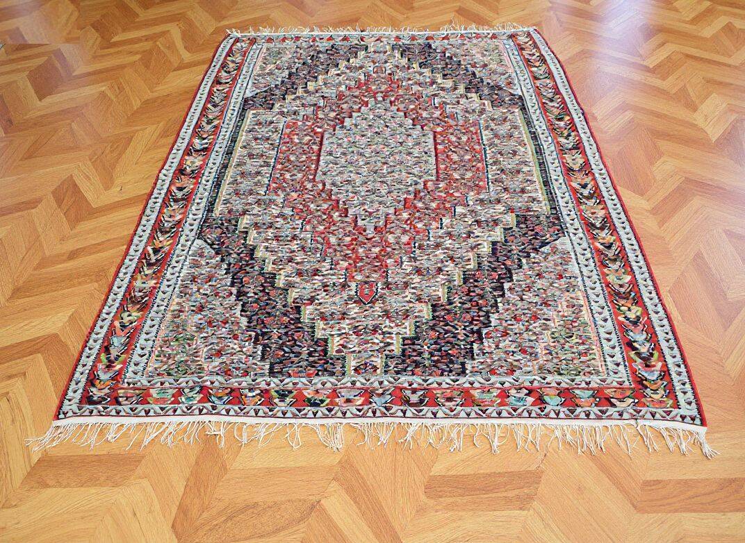 Kilim Rug: Senneh Iran: 2.95 x 2.00 metres - "Galerie Sardje"