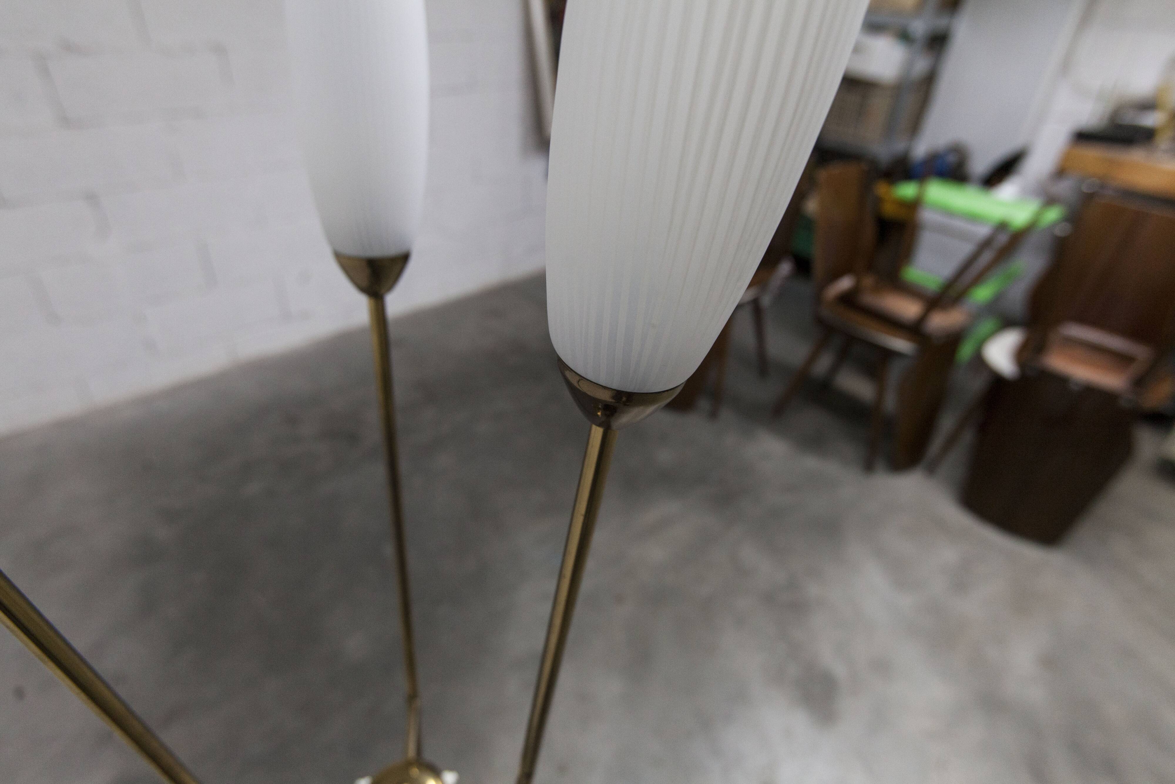 Lampadaire à 3 branches de 1960 laiton doré, fonte et opalines