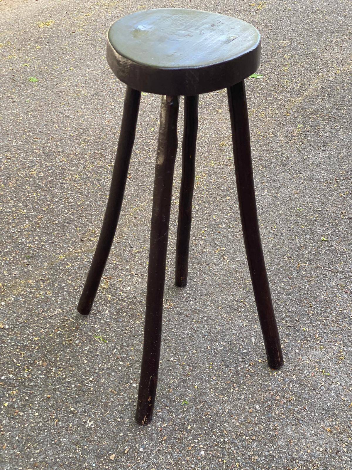 Tabouret de bar haut quadripode en bois massif sculpté 80cm
