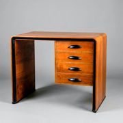 Bureau d'écriture en noyer italien. attribué à Guglielmo Ulrich.