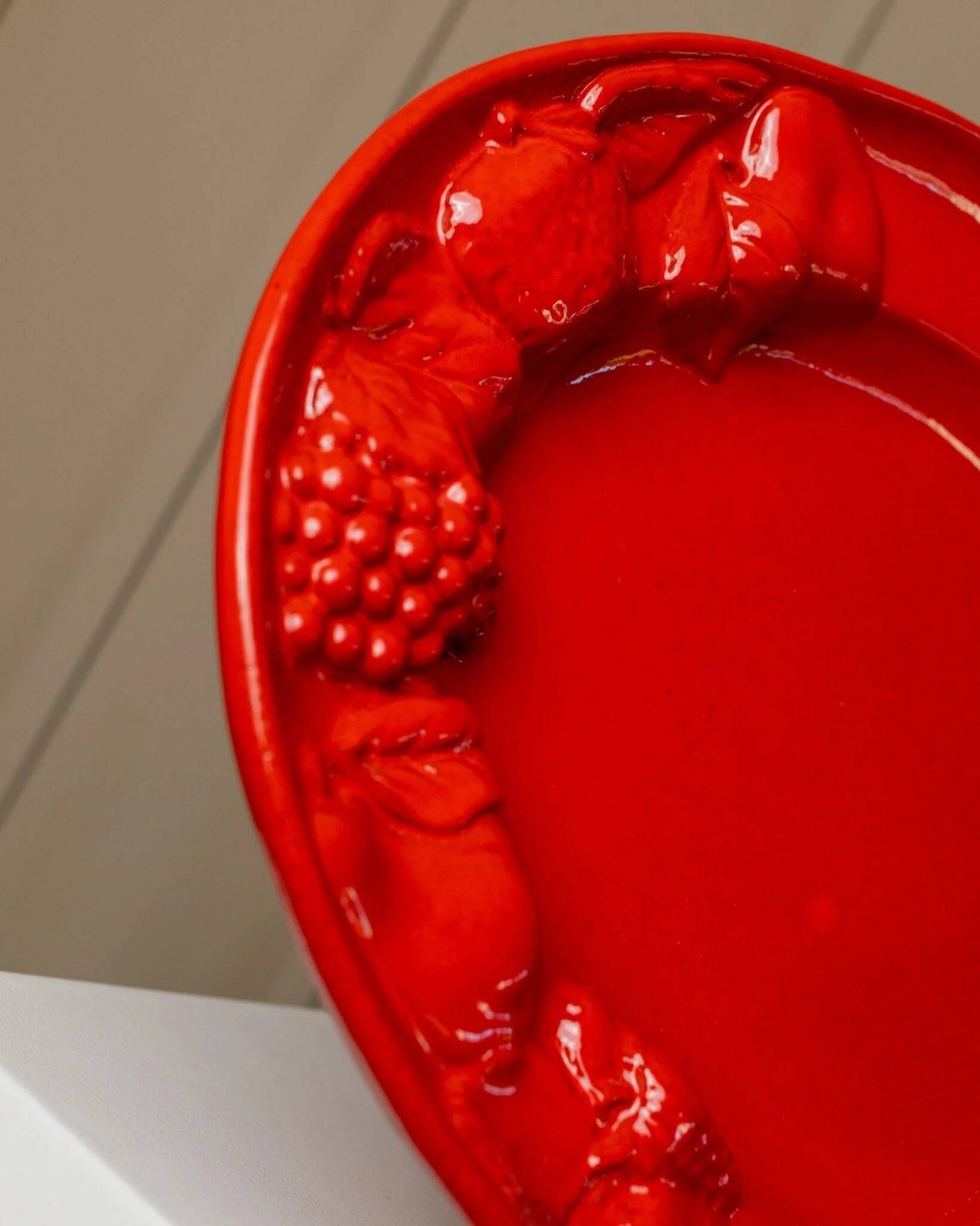 Large vintage oval ceramic platter XL from the 1980s - red glaze - fruit relief - Mid-Century design - Italy