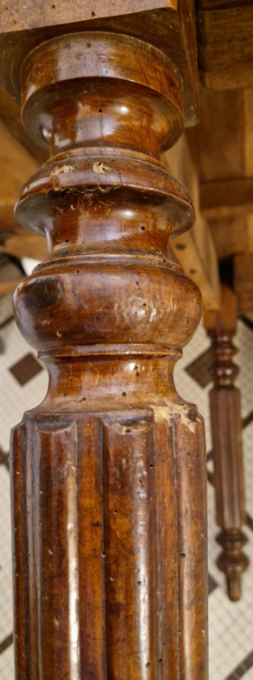 Table de salle à manger en noyer – Époque Restauration / Charles X – XIXe
