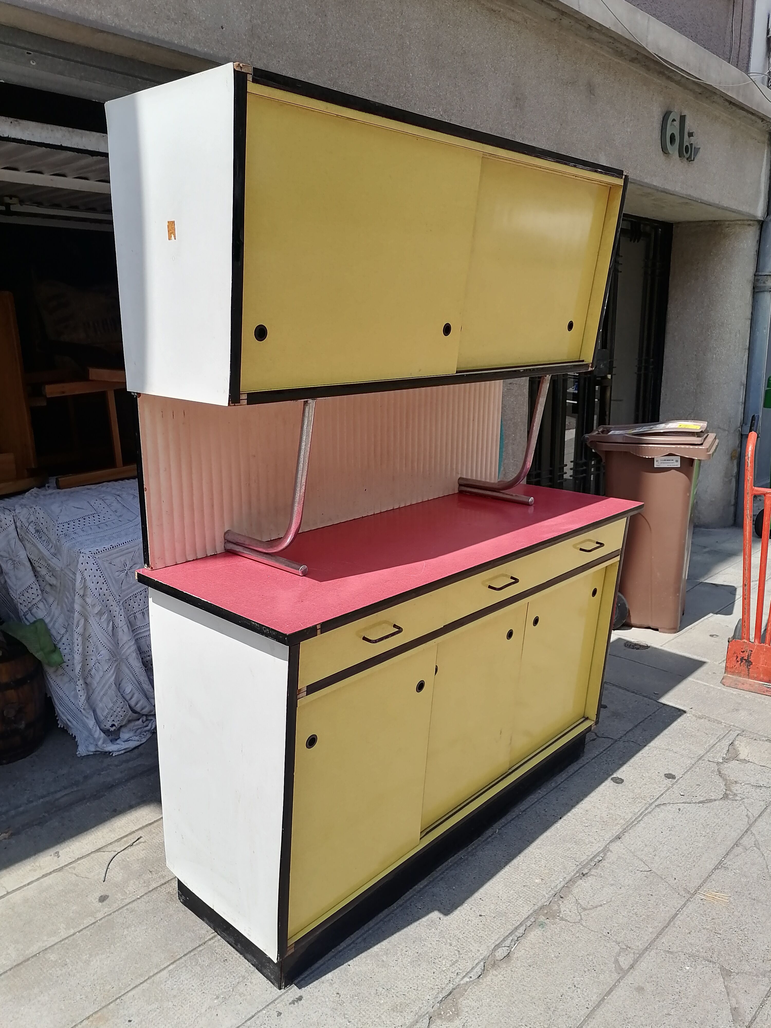 Ancien meuble en formica jaune et rouge