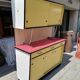 Ancien meuble en formica jaune et rouge