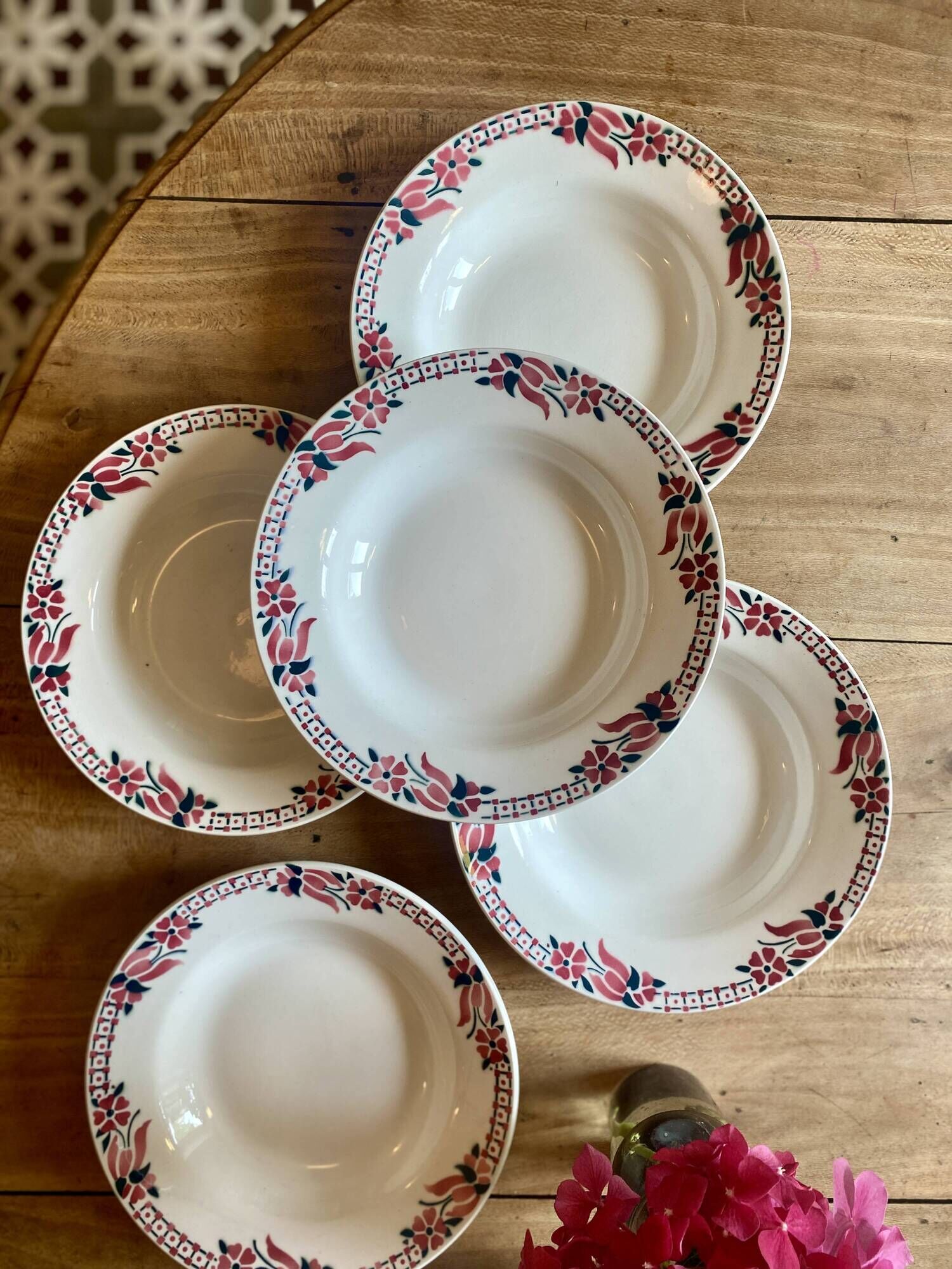 Set of 8 vintage soup plates decorated with pink and black flowers - Saint Amand