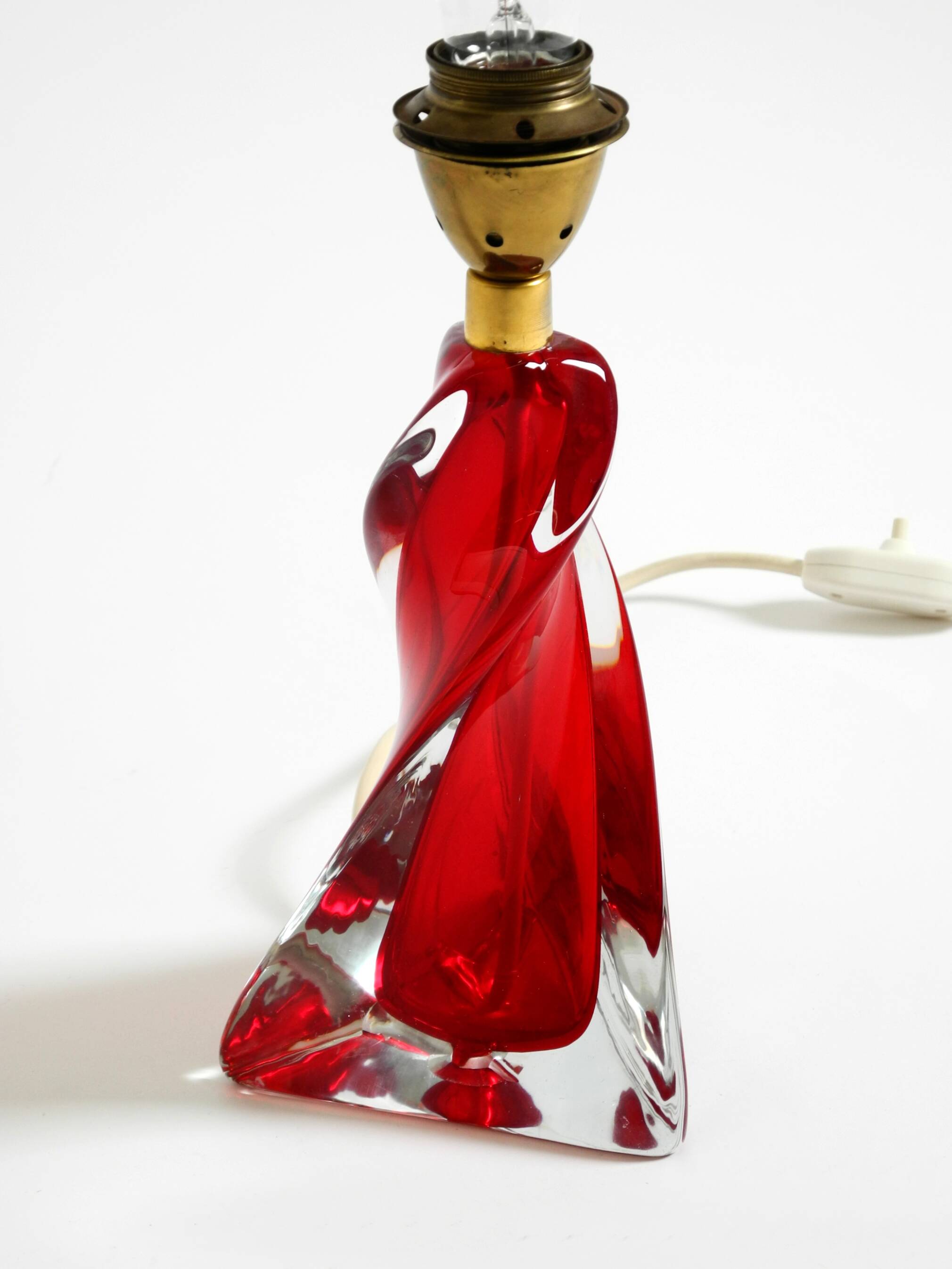 Lampe de table du milieu du siècle en verre cristal solide rouge et transparent.
