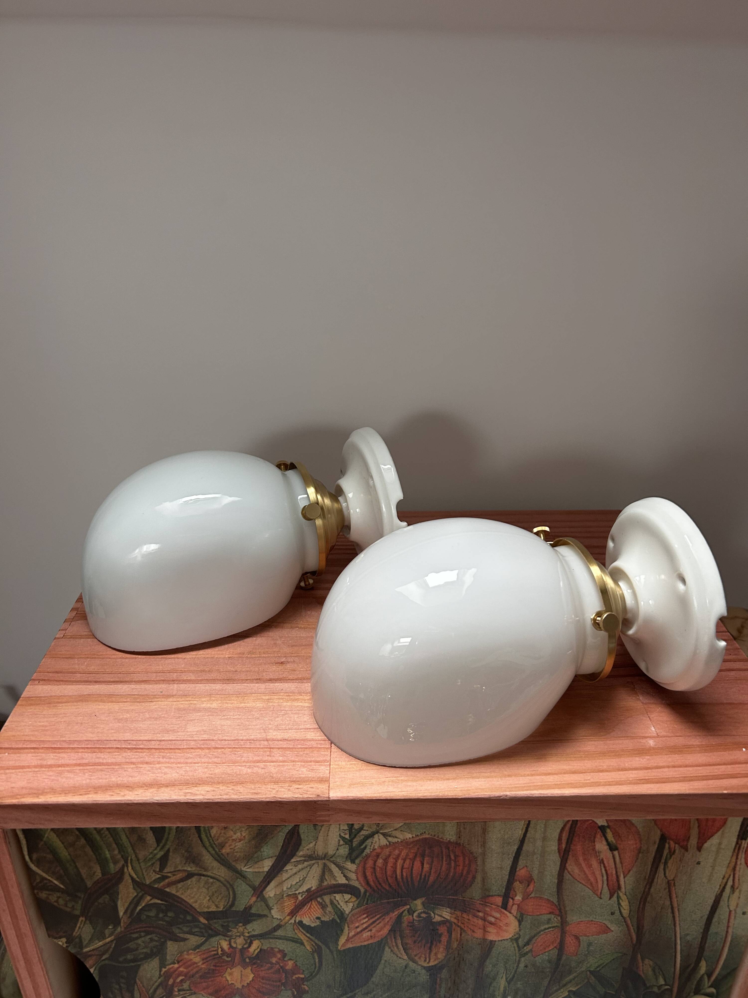 Paire d’appliques vintage en opaline blanche