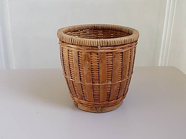 Small rattan plant pot