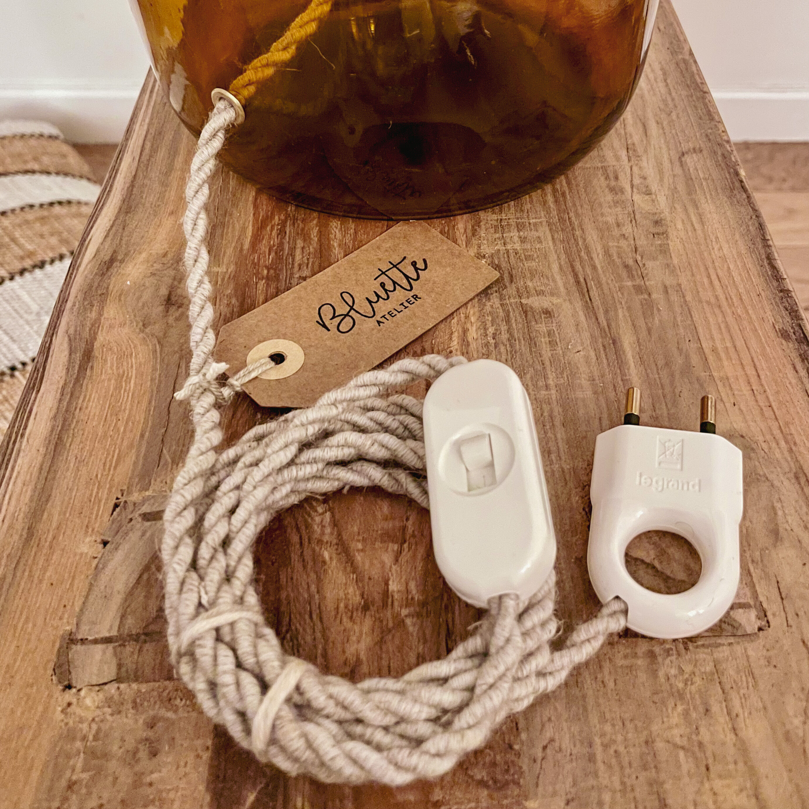 Lampe dame Jeanne et jute tissée