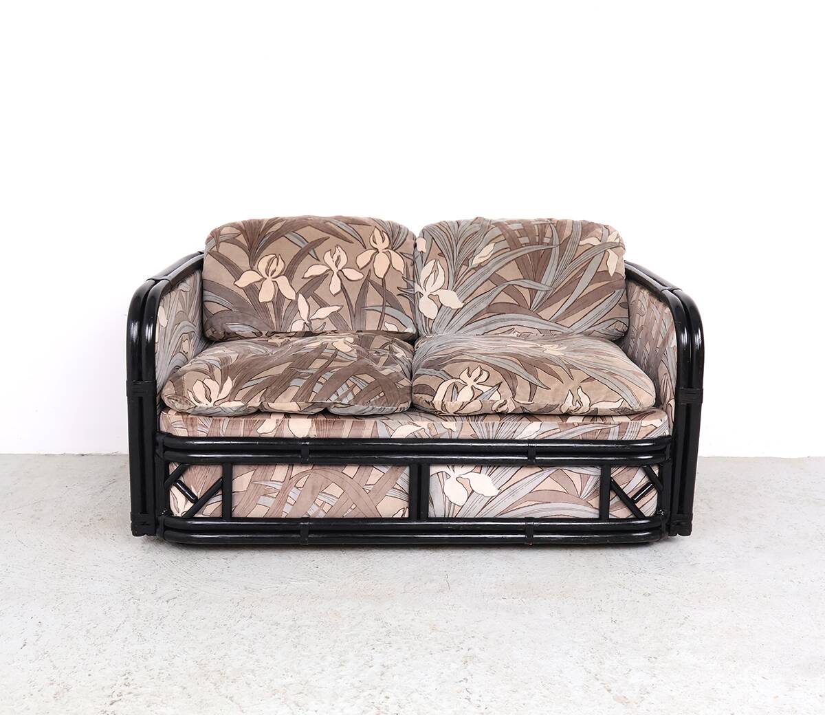Sofa vintage en bambou 2 places avec tissu en velours floral, années 1970.