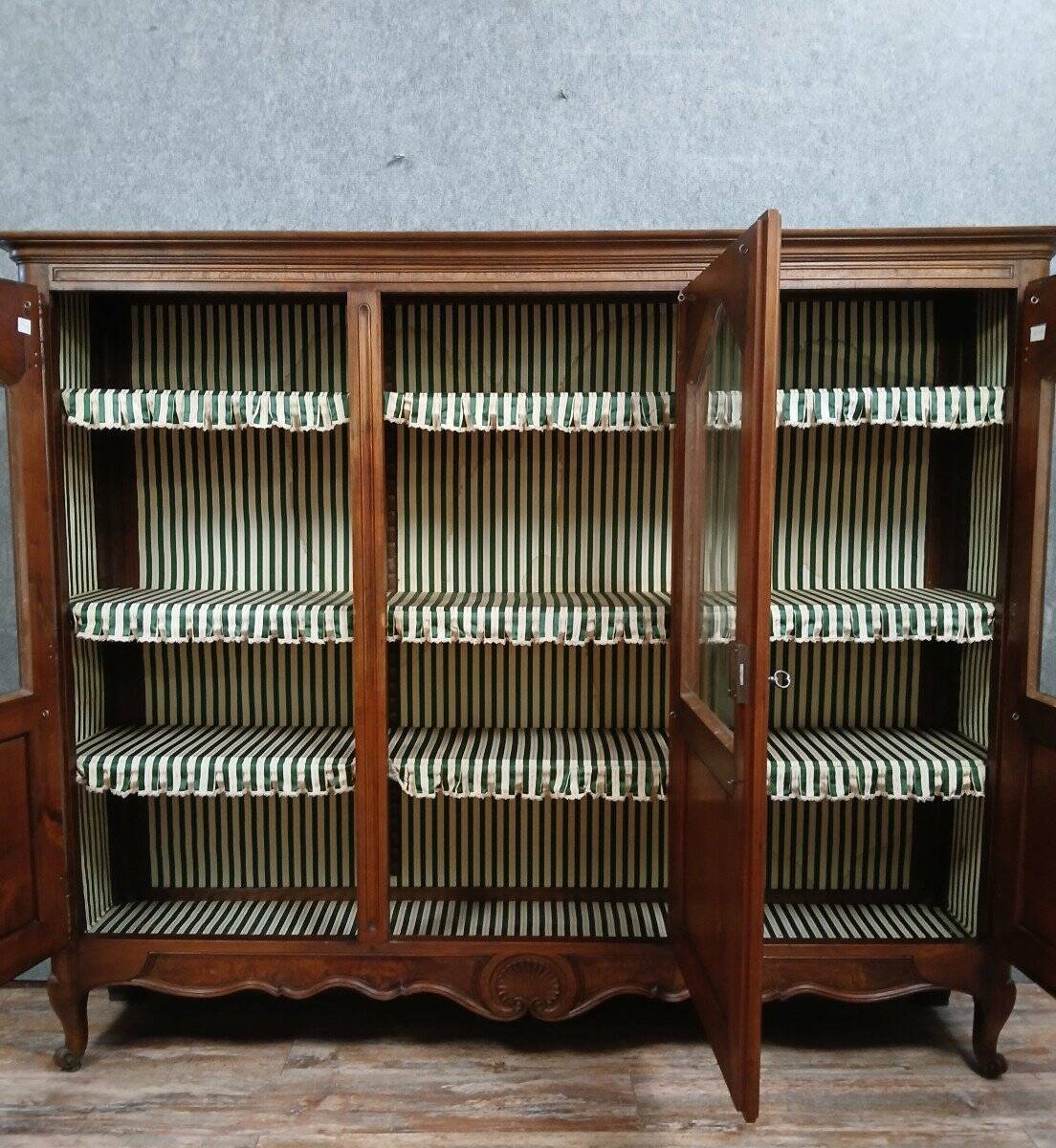Bibliothèque vitrine en noyer de style Louis XV