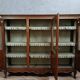 Bibliothèque vitrine en noyer de style Louis XV