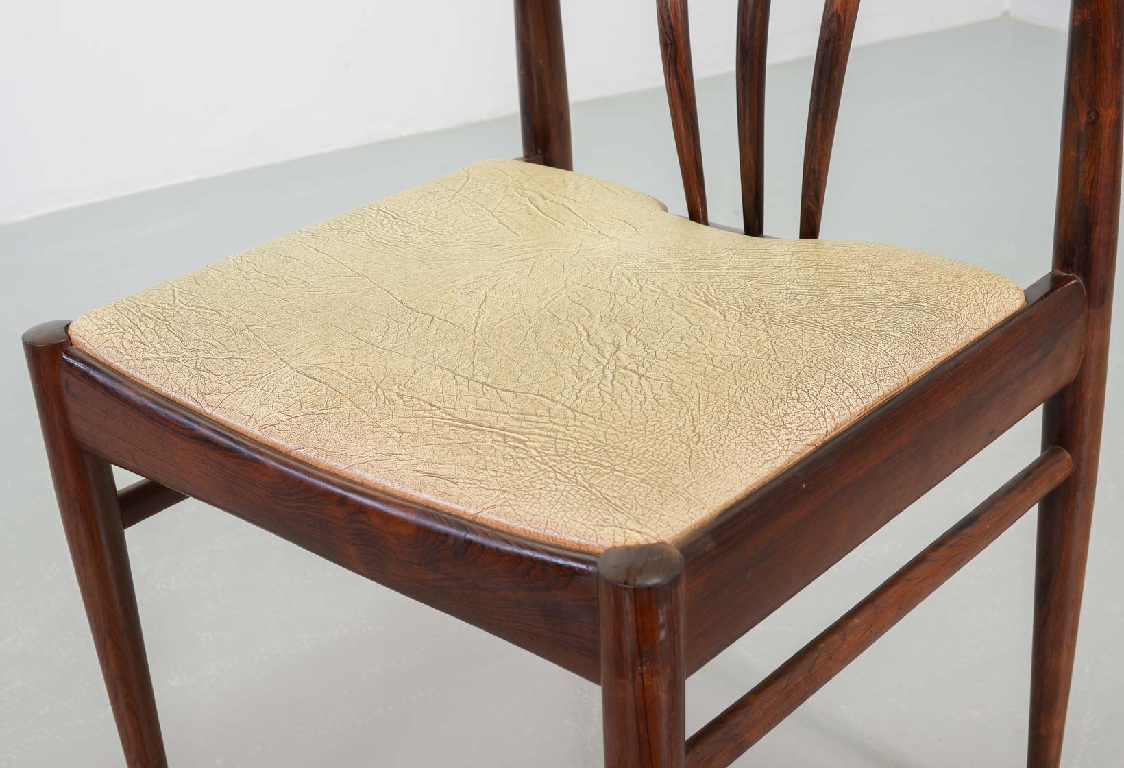 Chaises de salle à manger scandinaves à dossier fuseau en palissandre et revêtement blanc cassé