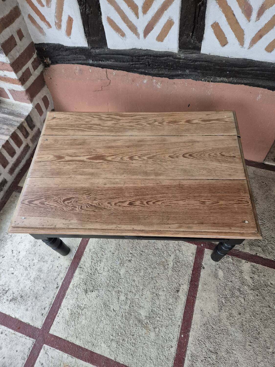 Table de salon ancienne bois brut noire