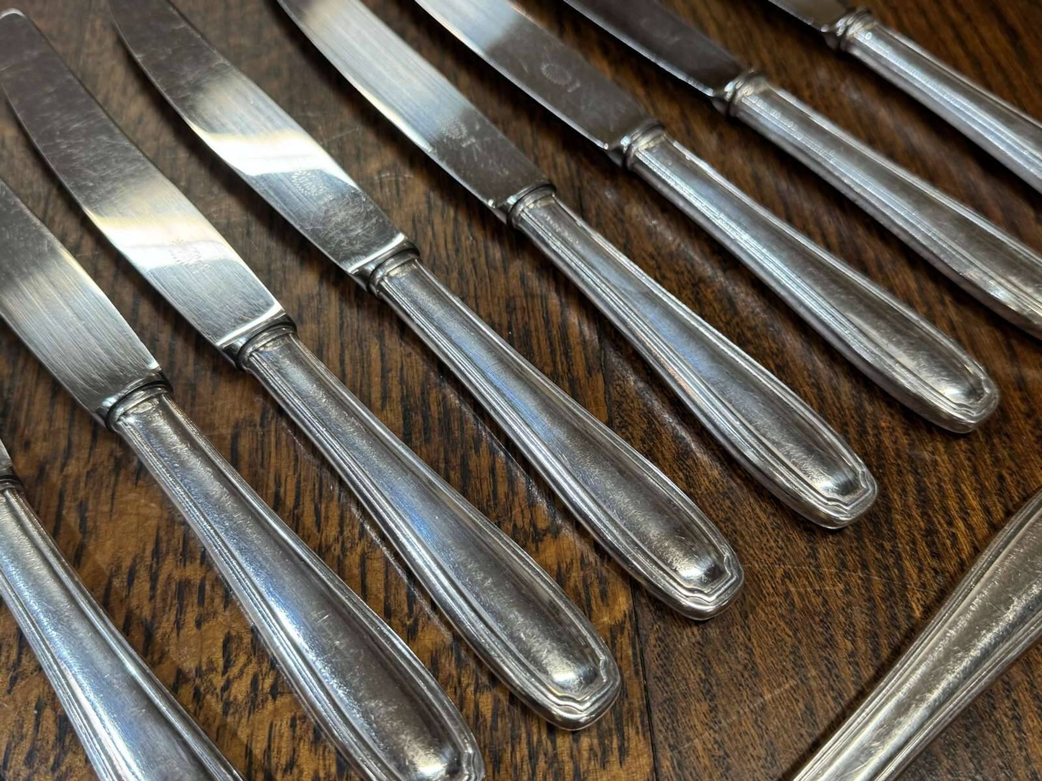 Suite de 12 grands couteaux en métal argenté