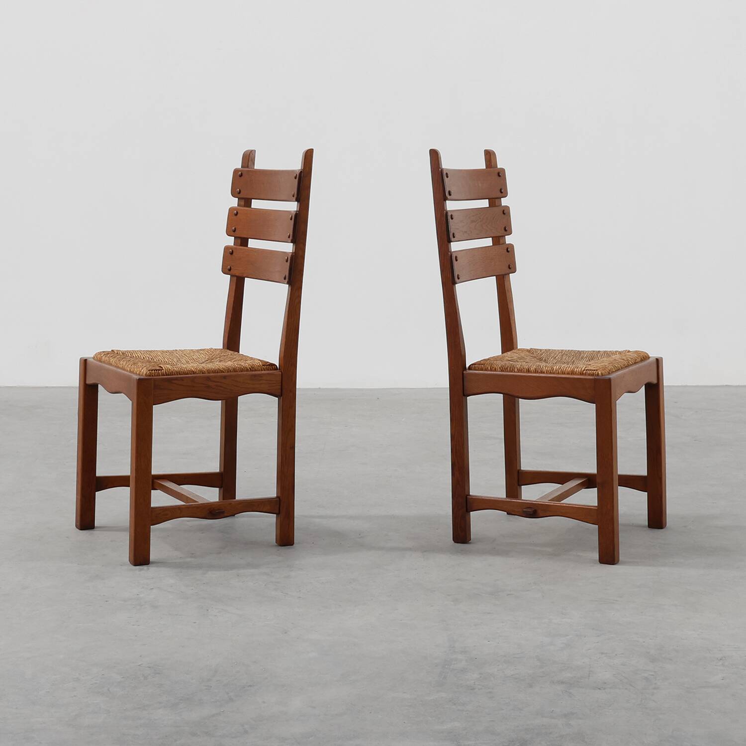 Deux chaises en chêne et osier brutalisme moderne du milieu du siècle, 1960