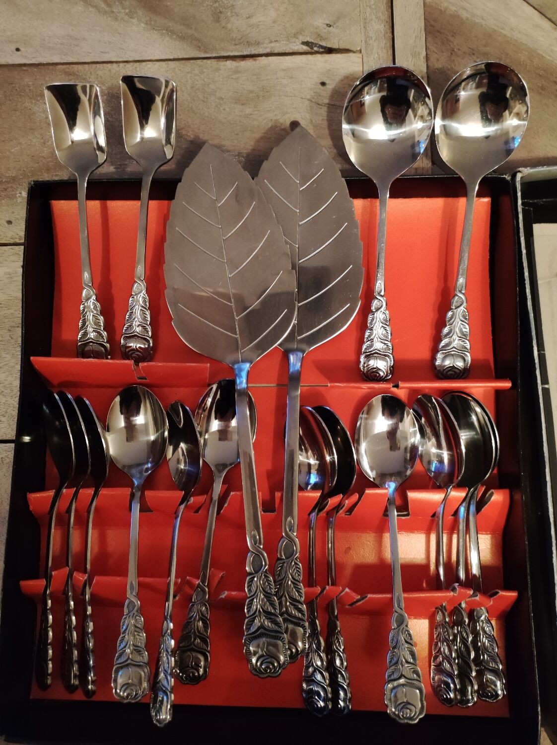 Stainless steel dessert/coffee service with 18 pieces. Rostfrei. Pink shape