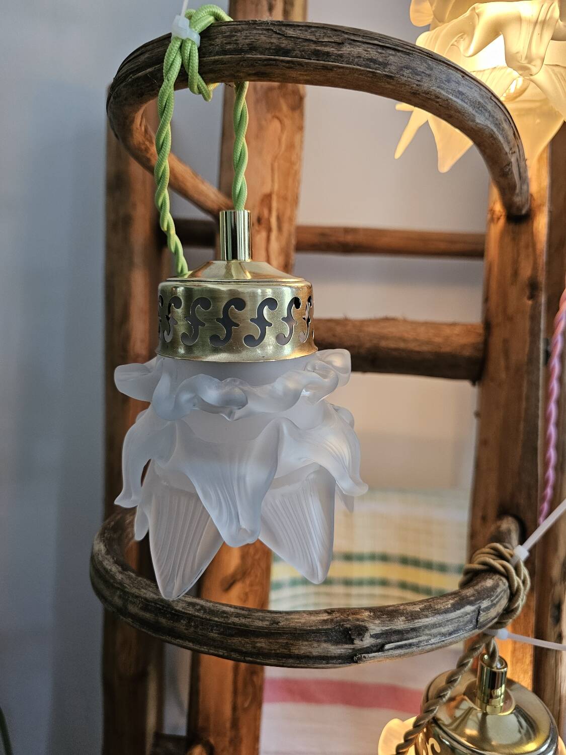 Glass paste flower suspension