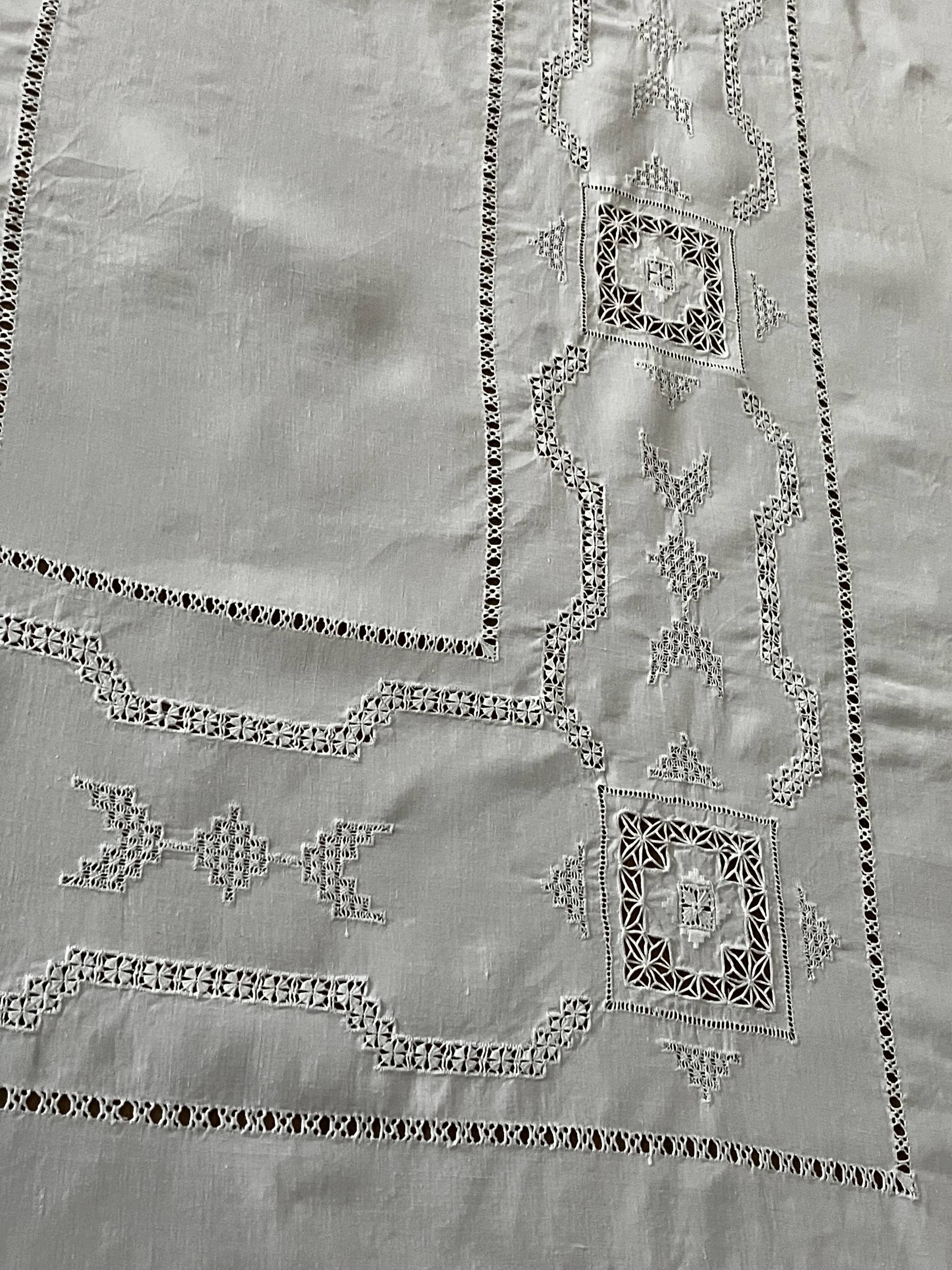 Exceptional old linen, very large embroidered tablecloth