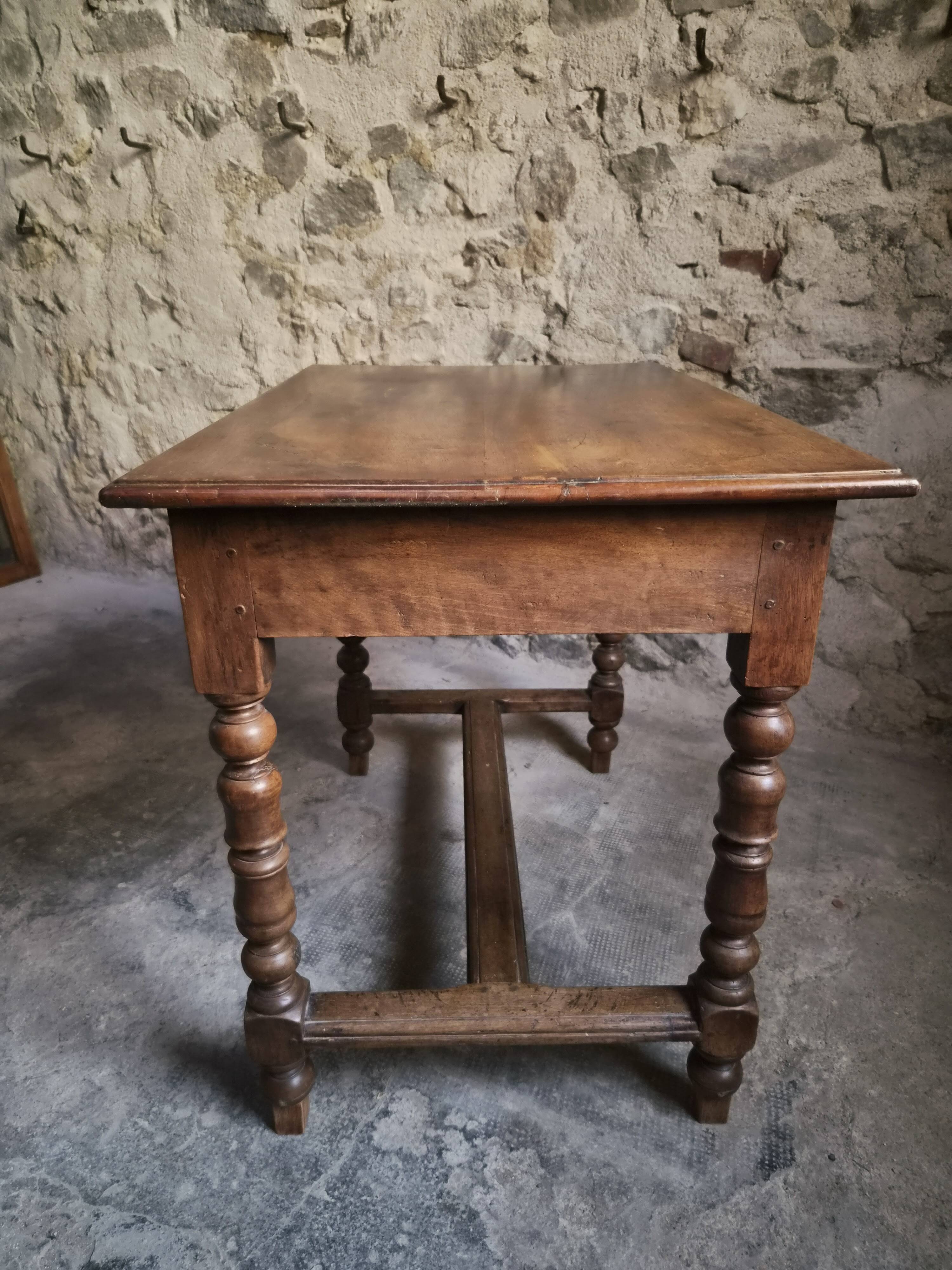 Table d'écriture française ancienne en noyer, bureau du XVIIIe siècle avec tiroir, vers 1750–1800