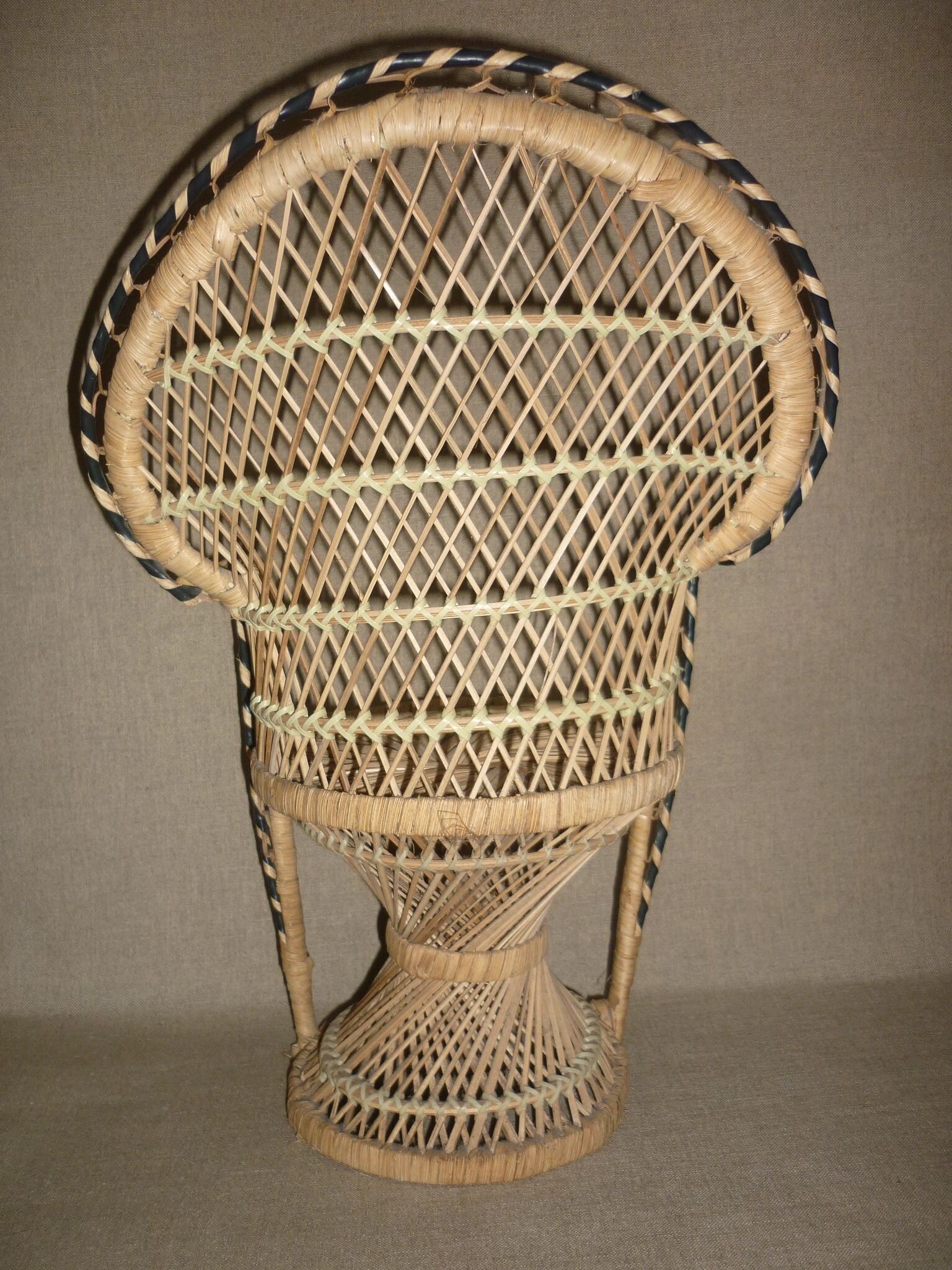 Fauteuil Emmanuelle poupée en osier 70's