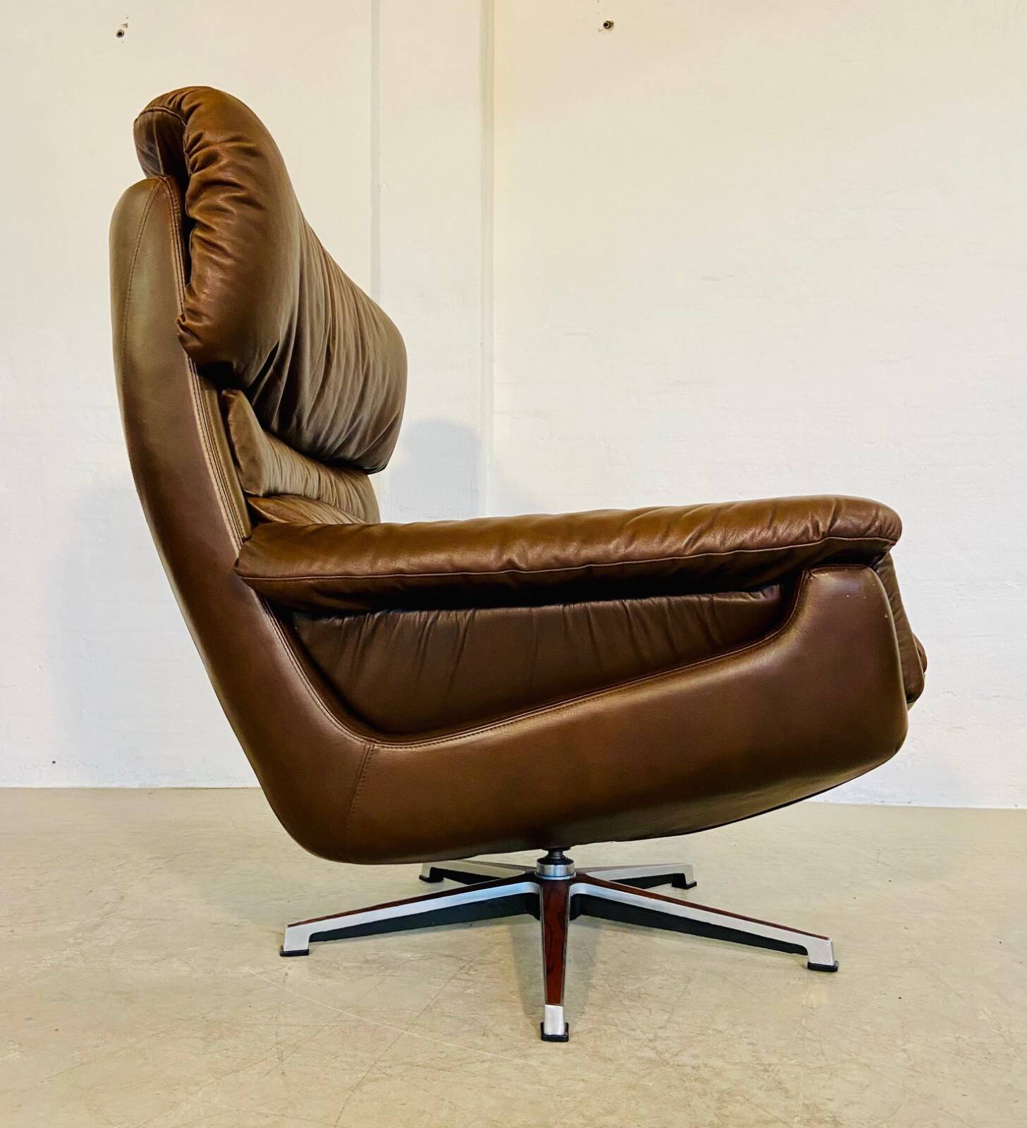 Chaise œuf pivotante en cuir danoise vintage des années 1970 par Bramin