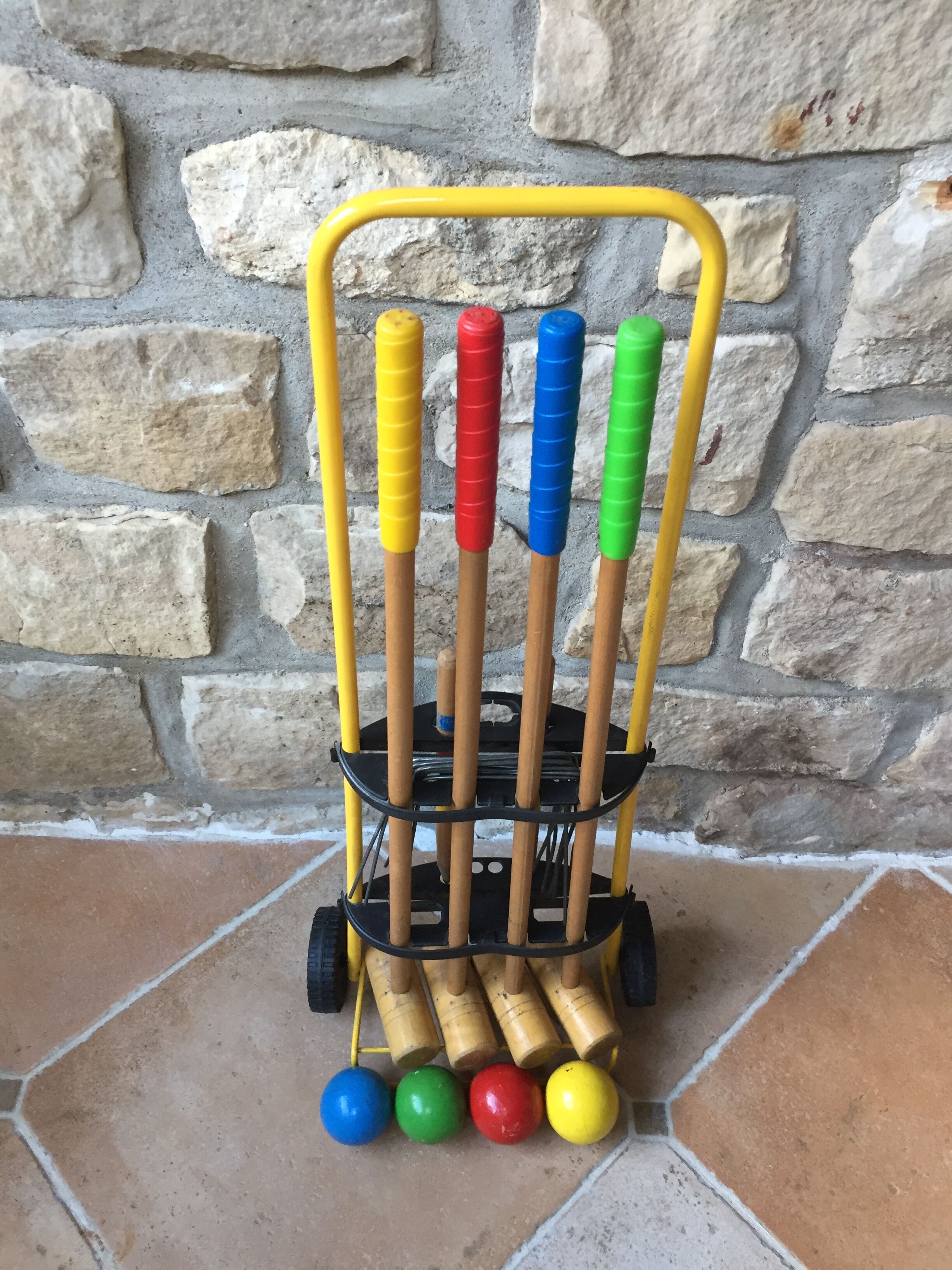 Jeu de croquet ancien en bois dans son charriot à roulettes Selency