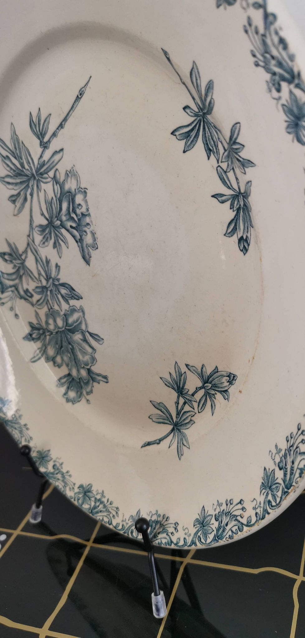 Plat rond en céramique de Sarreguemines modèle Flore