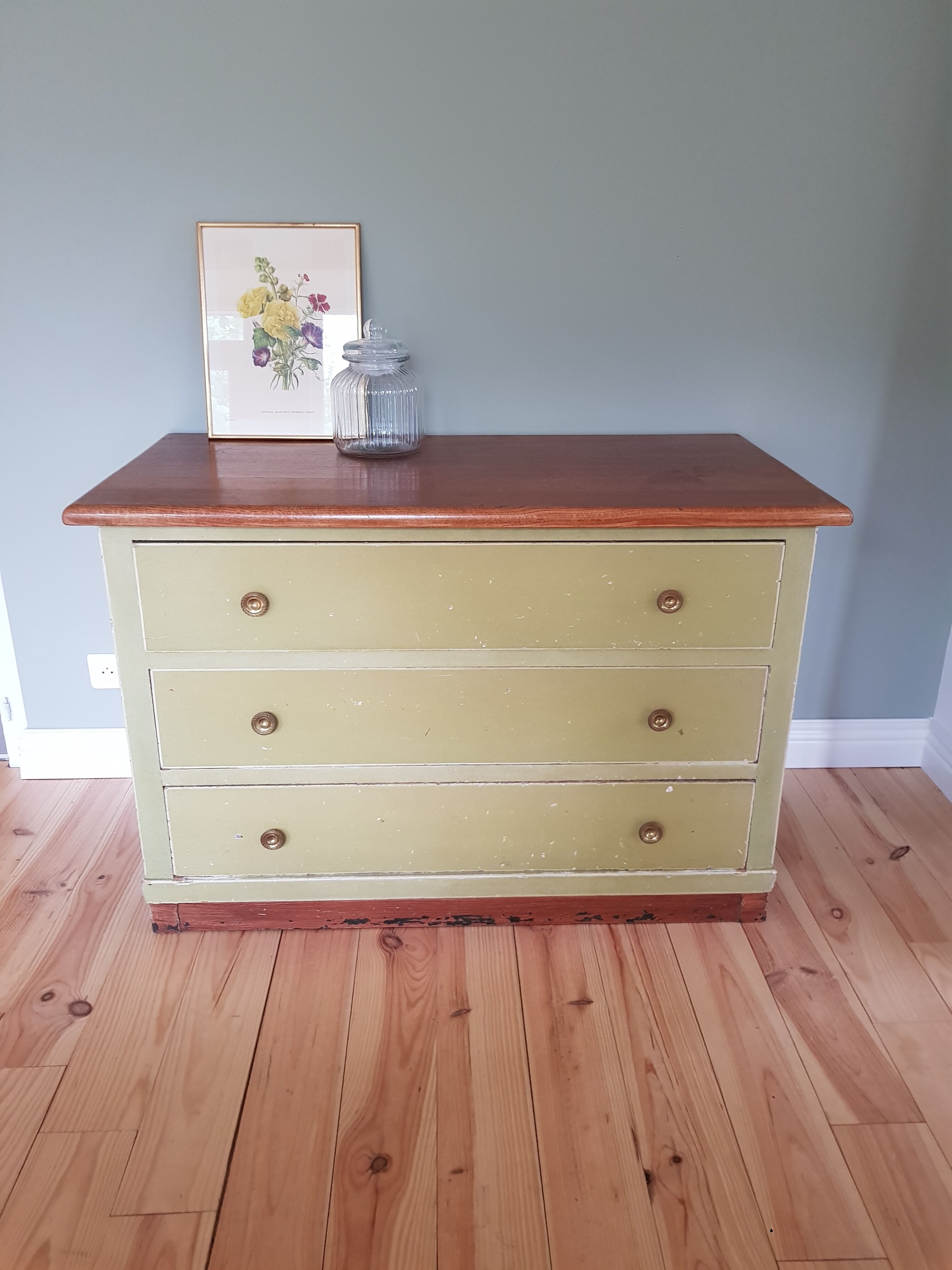 Commode rétro dans son jus