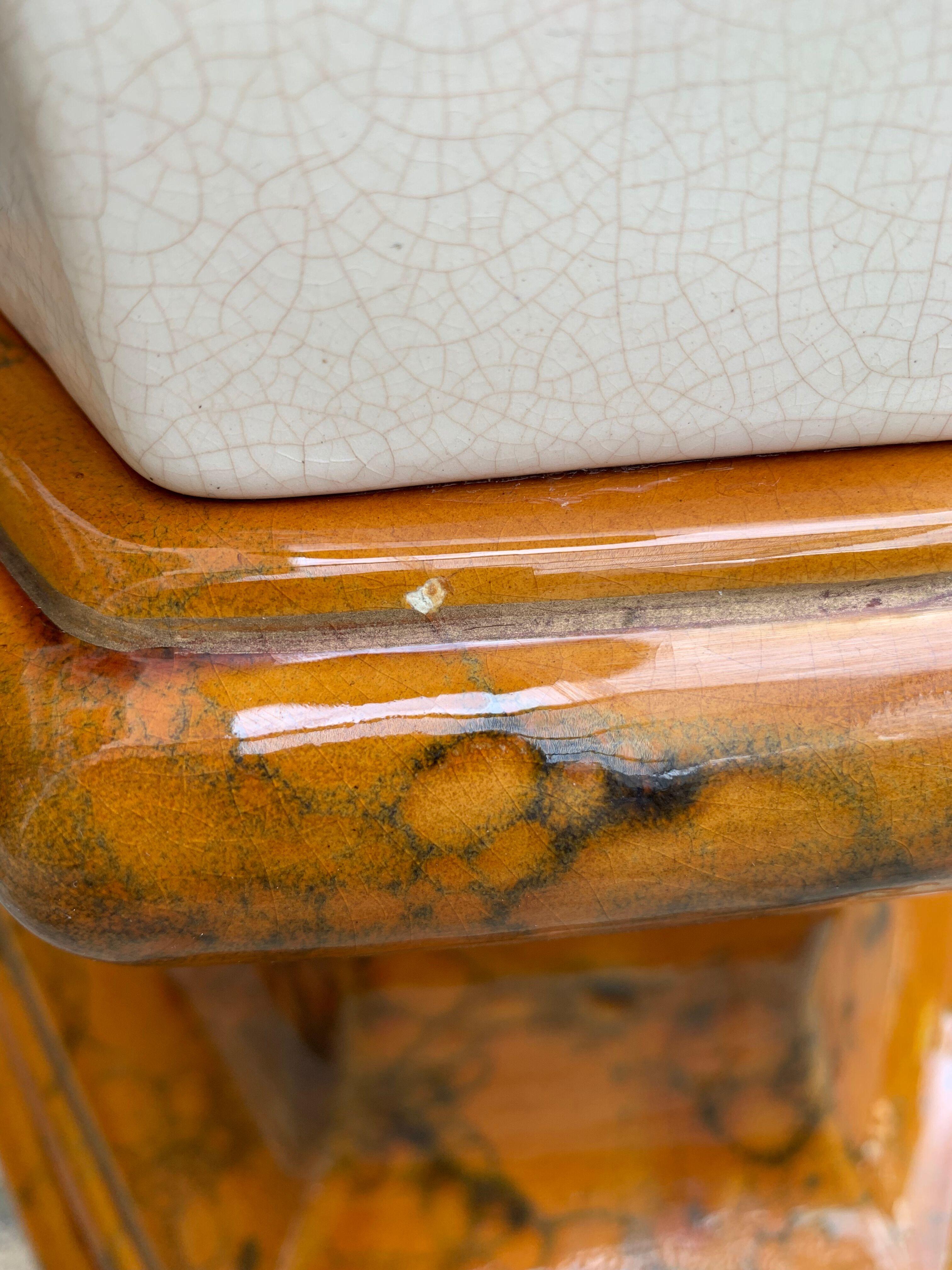 Column wears vintage plant