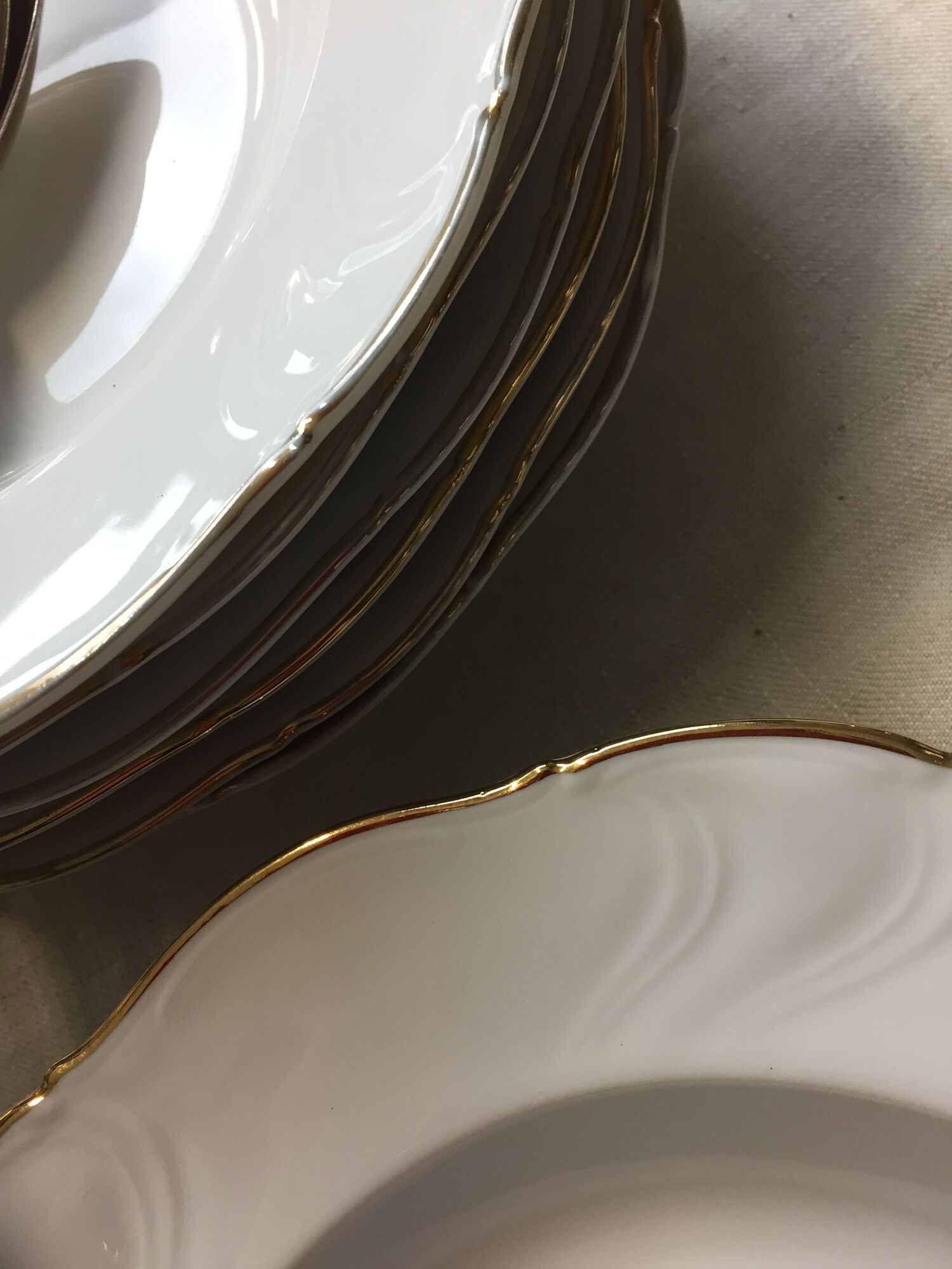 Hollow porcelain plates of pure white and gold