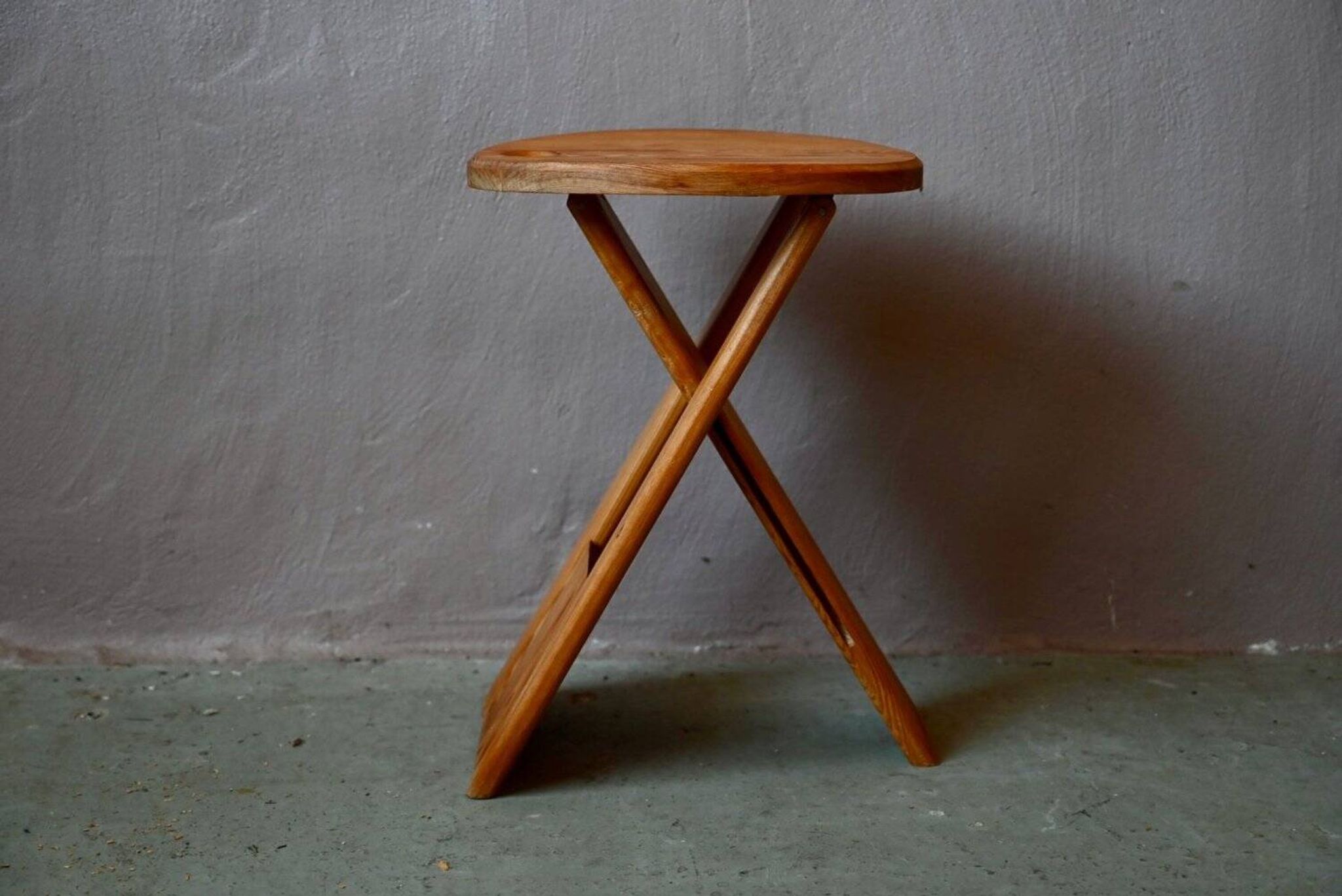Tabouret pliant Roger Tallon en pin massif édition Sentou, années 70