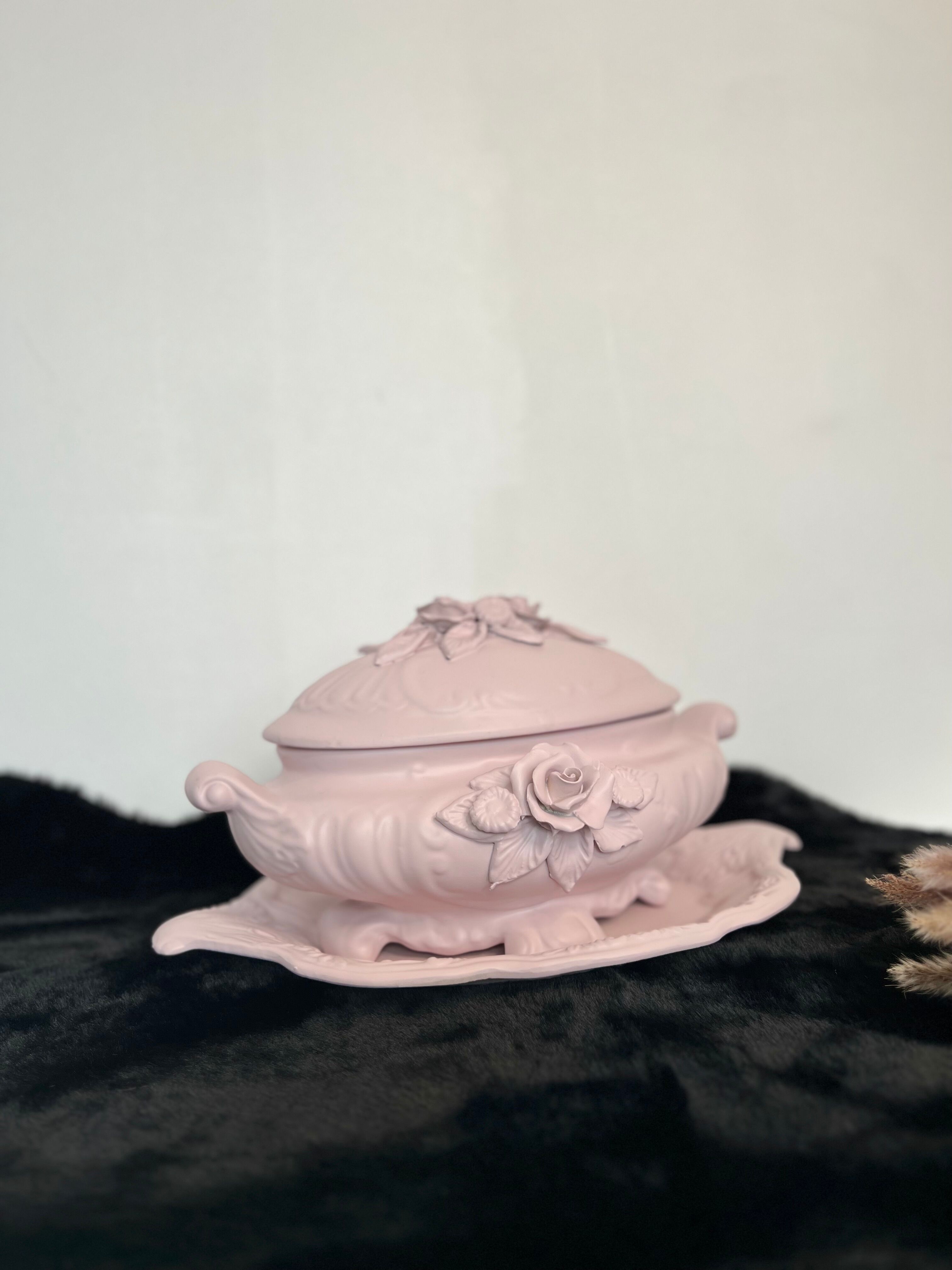 Soupière décorative en faïence relookée rose poudré