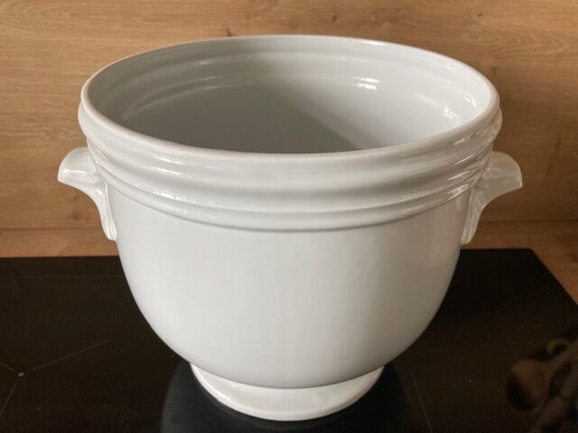 White porcelain pot cover