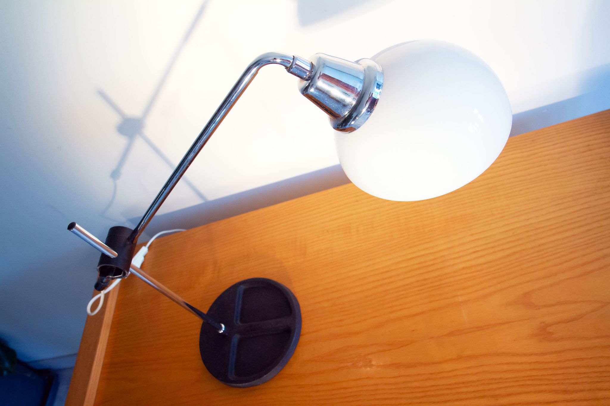 Lampe années 70 chrome et opaline