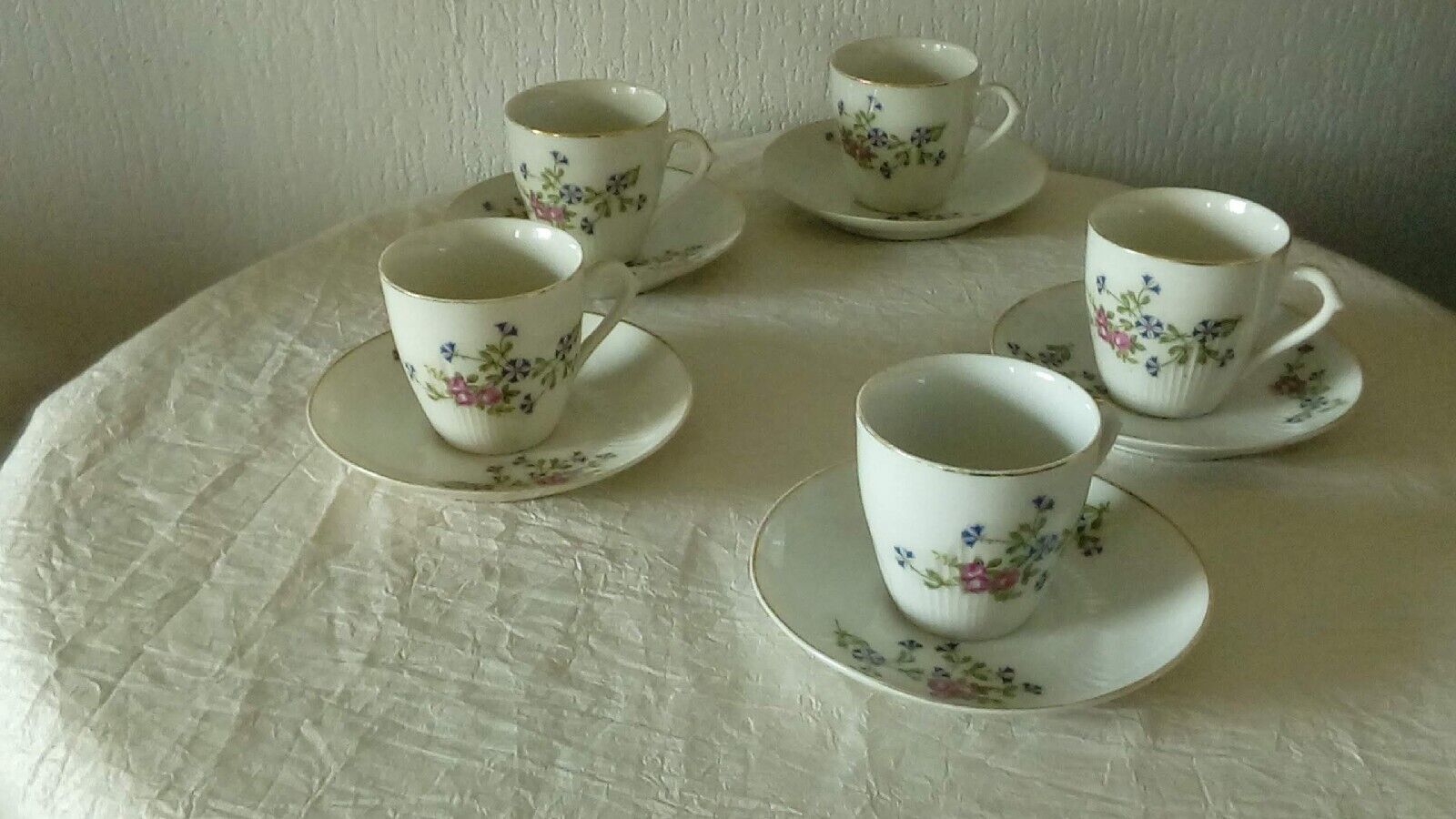 Tasses a cafe en porcelaine decor au barbeau
