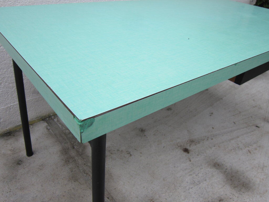 Table metal and formica