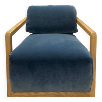Fauteuil contemporain en velours bleu et chêne