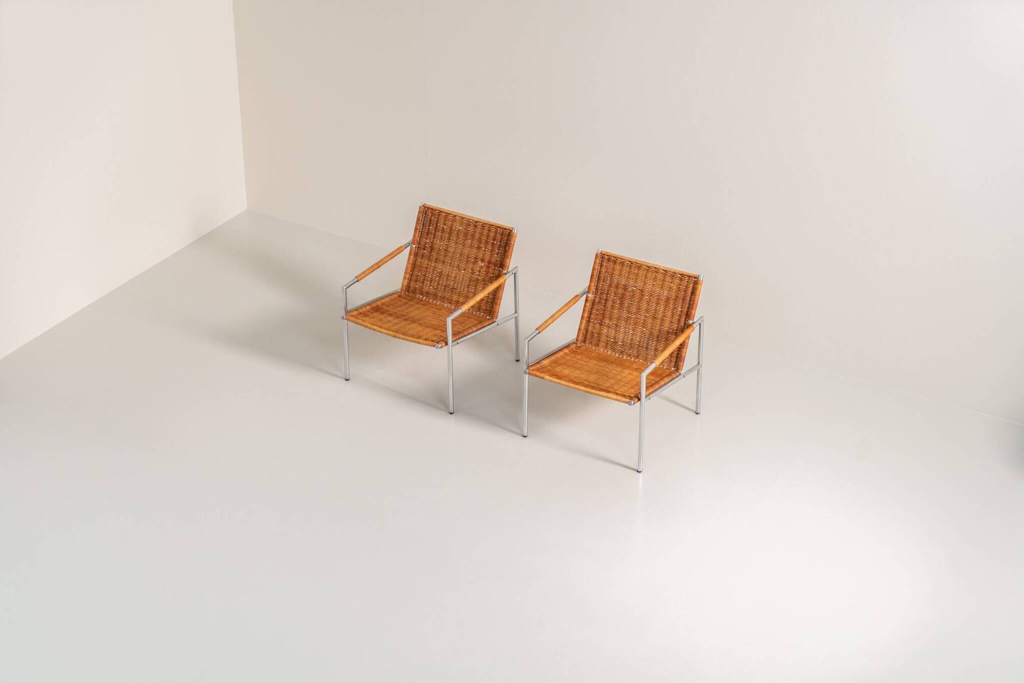 Early pair of modernist “SZ01” arm chairs by Martin Visser for Spectrum