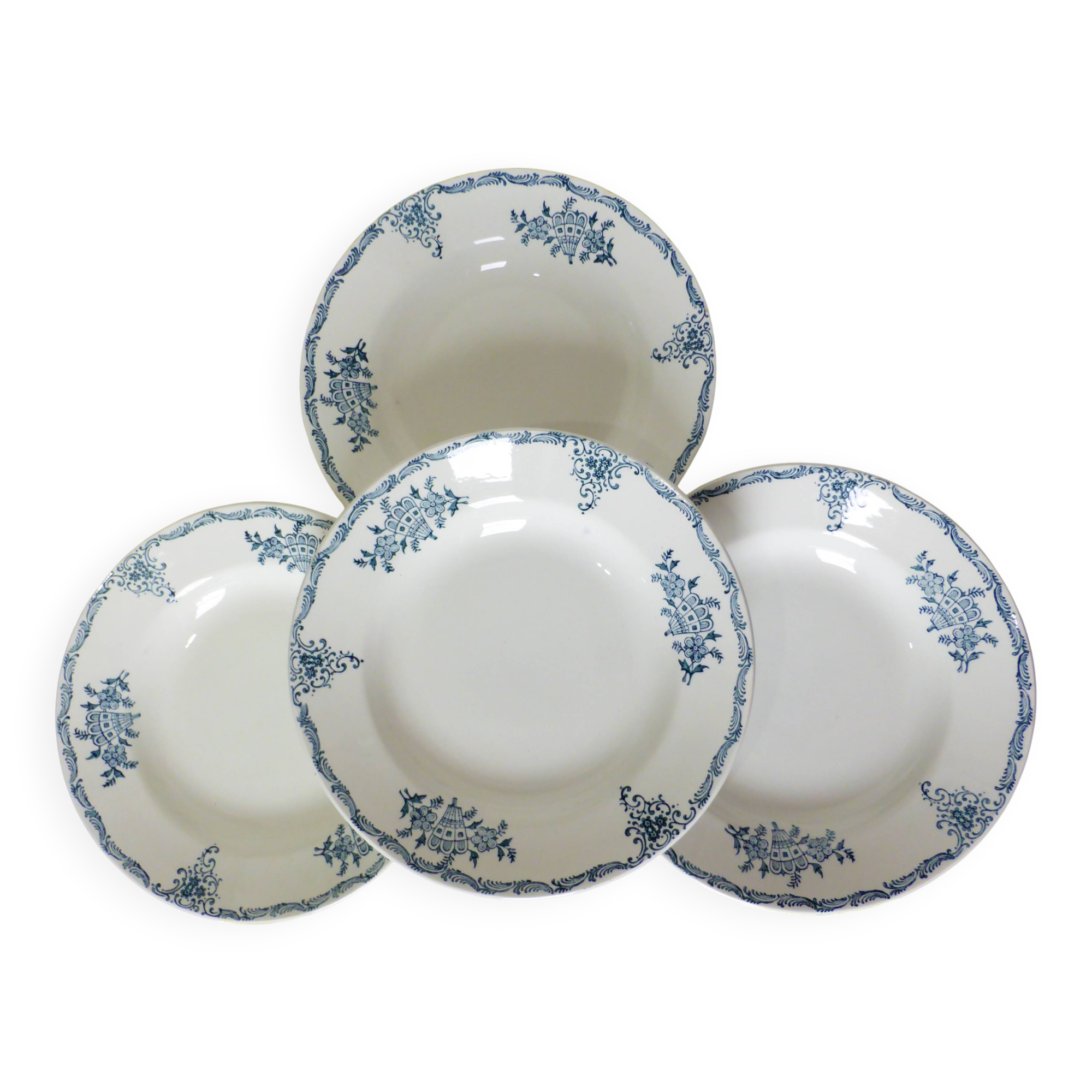 4 assiettes creuses en terre de fer de St Amand 220504