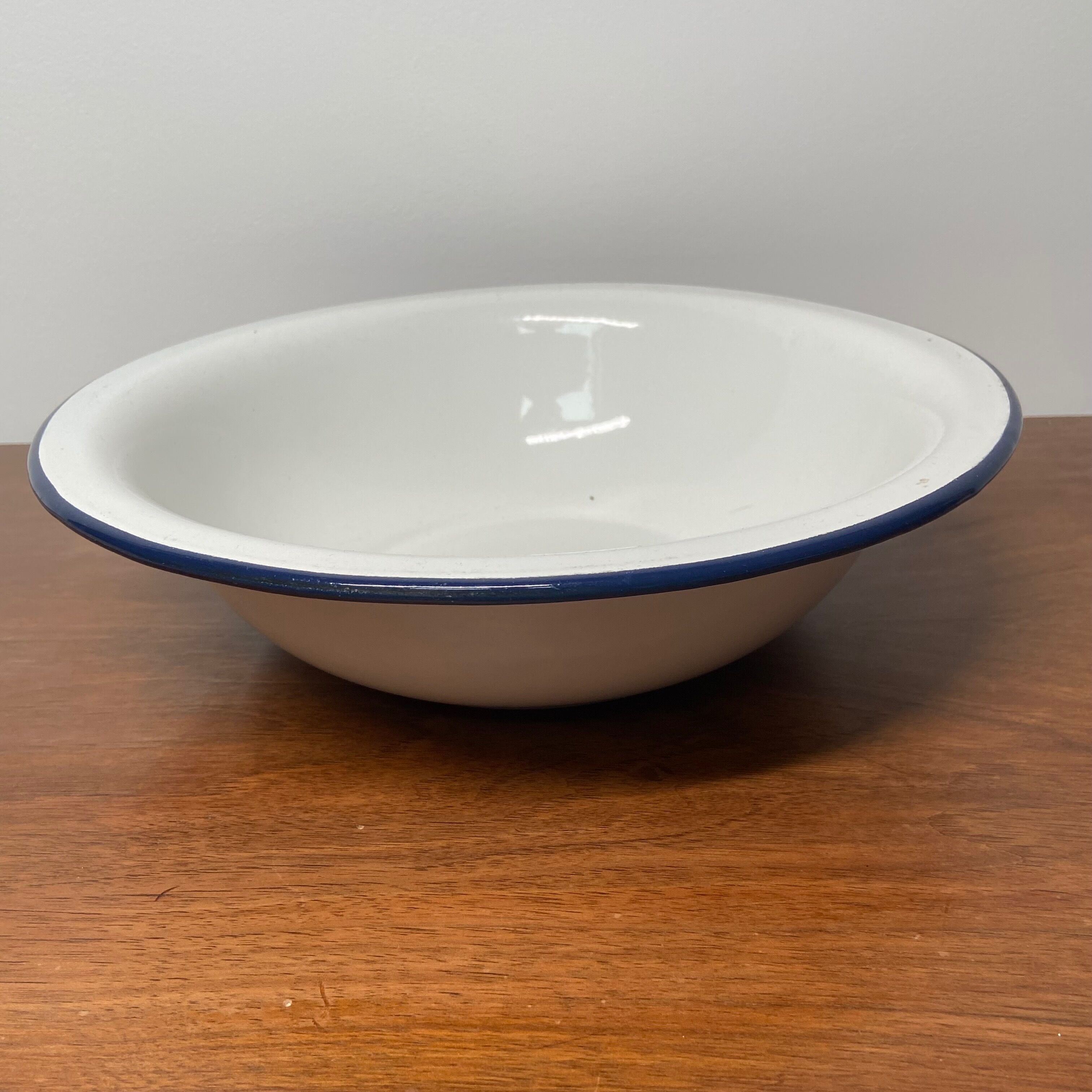 Enamelled sheet metal basin