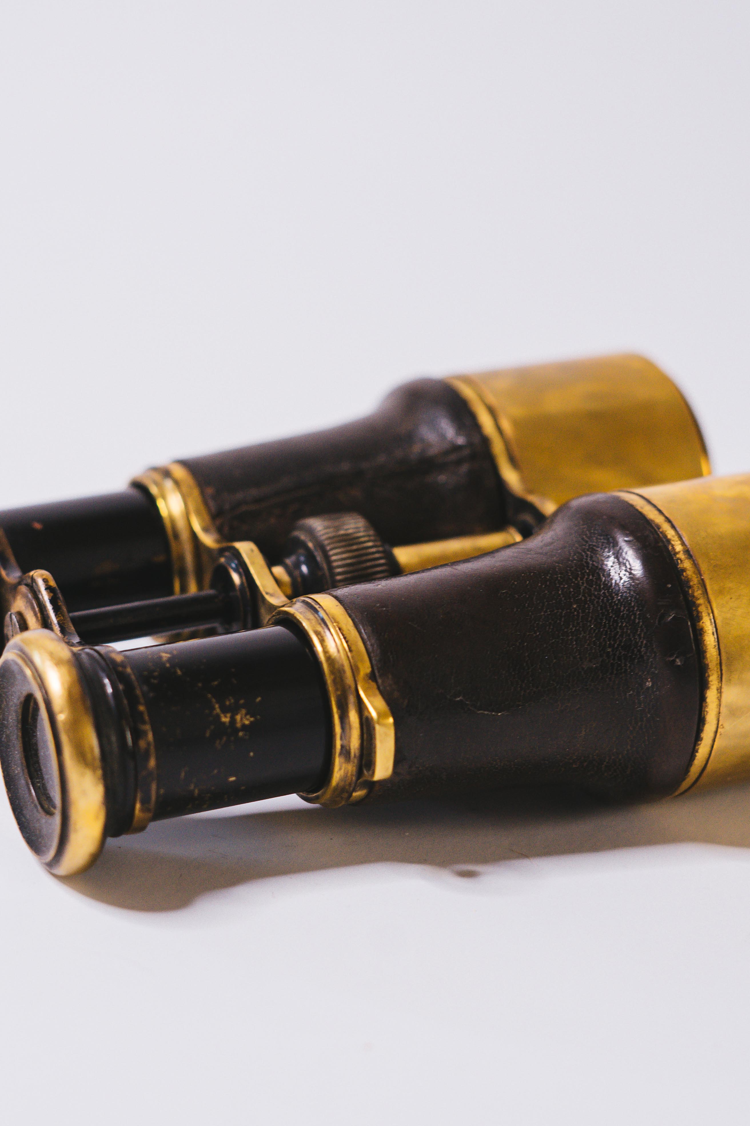 Pair of 1900 theater binoculars brass and restored leather