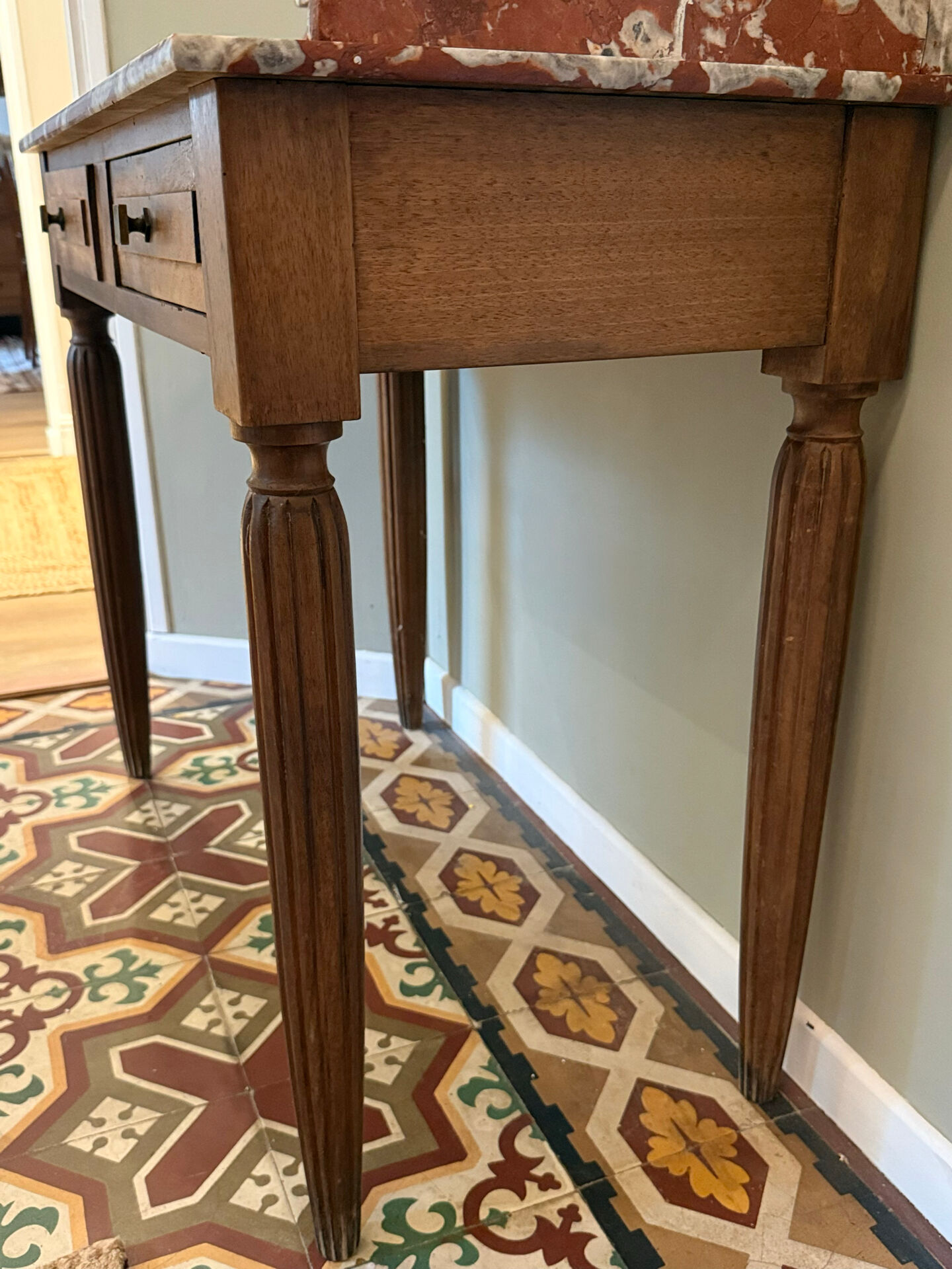 Art Deco console in walnut and marble.